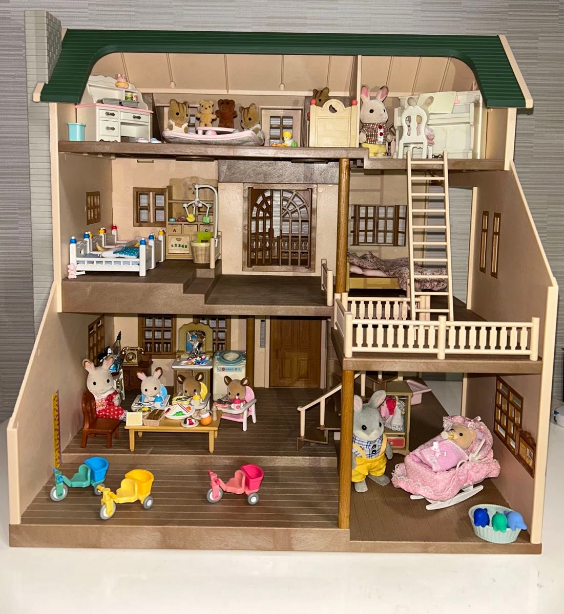廃盤」シルバニアファミリー緑の丘のすてきなお家 +家具+キャラクター+