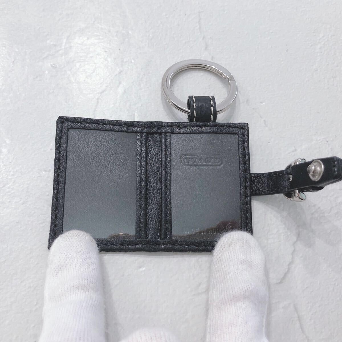 未使用 COACH コーチ キーホルダー チャーム 写真入れ ブック型