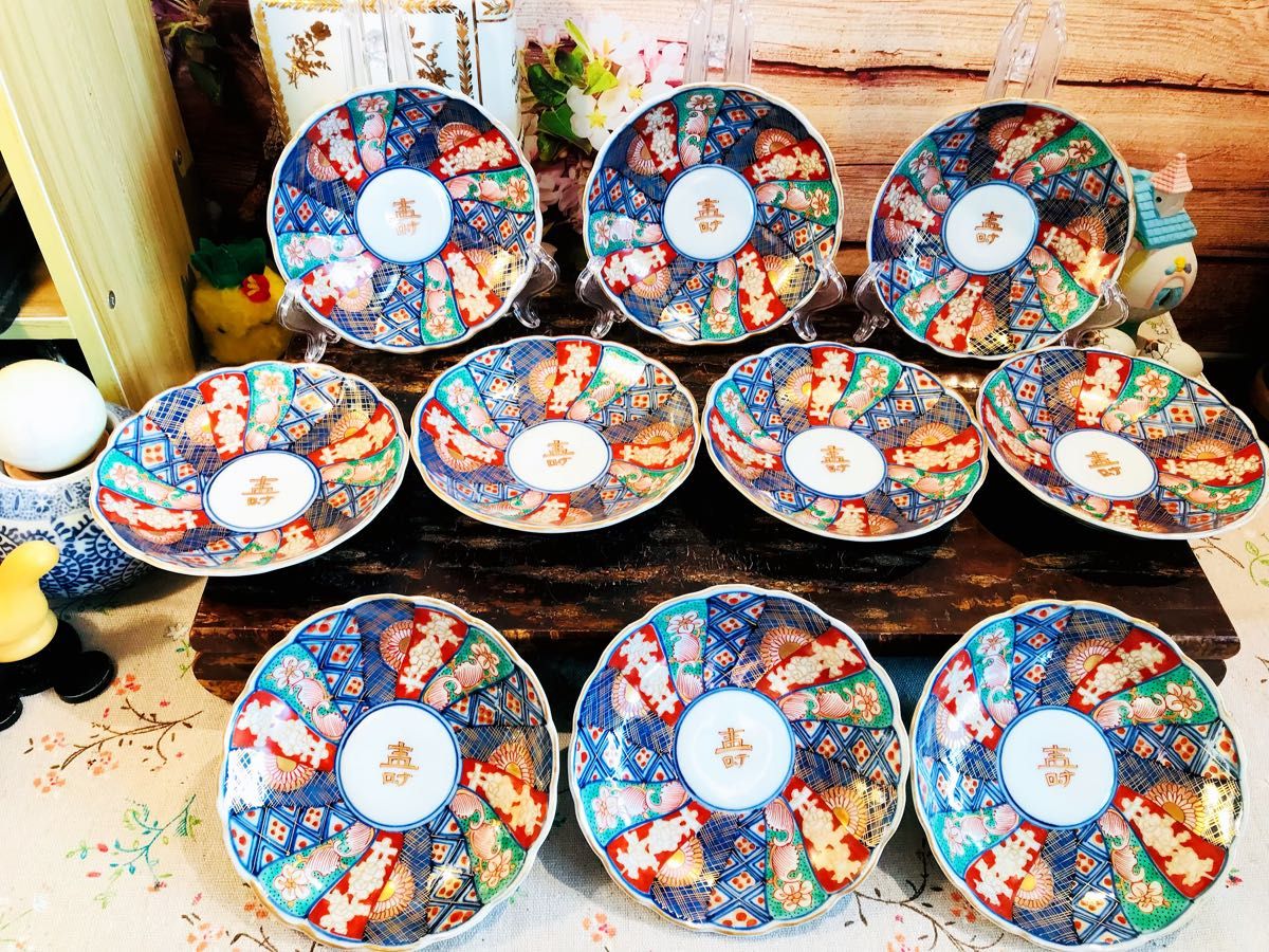 大聖寺伊万里 金襴手 十六菊紋 しのぎ造輪花 奇玉宝鼎之珍 捻り菊皿小
