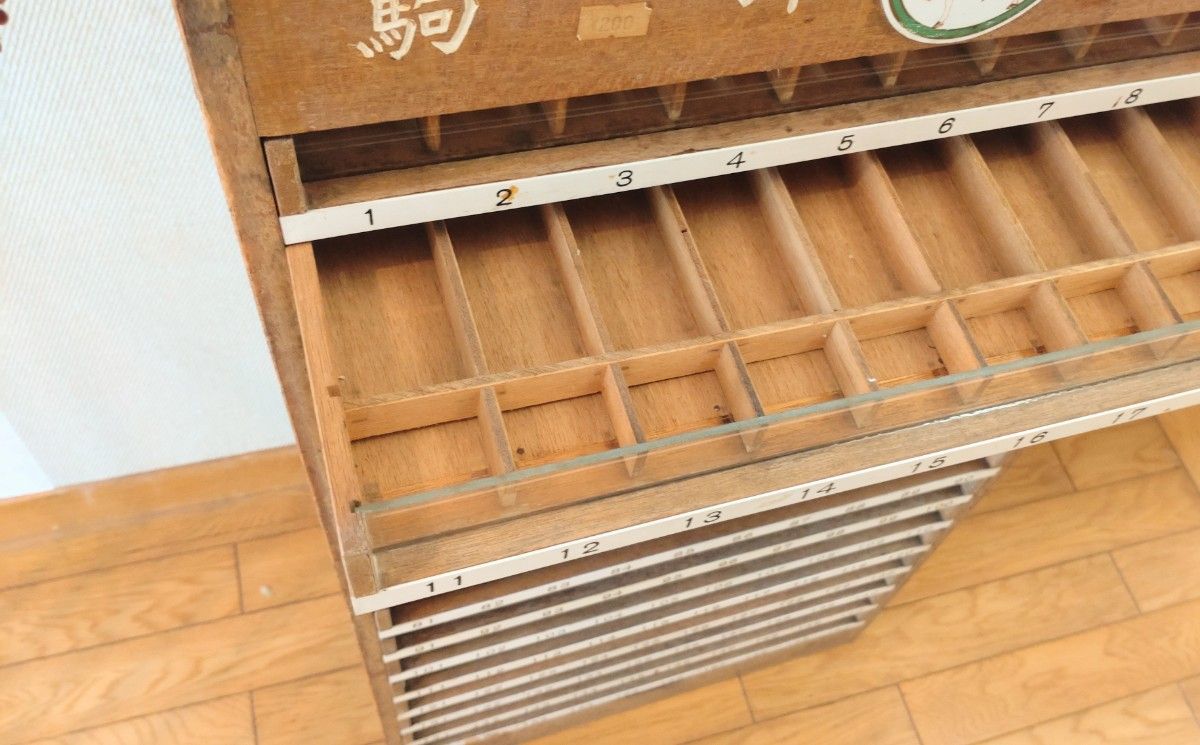 昭和レトロ 古い木製のミシン糸収納棚 駒印絹ミシン糸 木製引き出し
