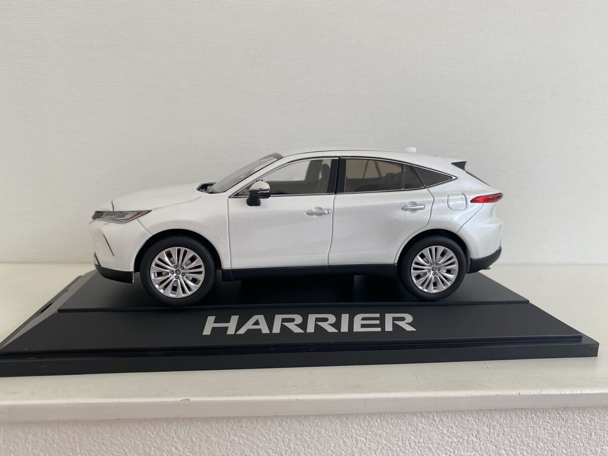 送料込み トヨタ 新型 ハリアー 1/30 HARRIER 現行 カラーサンプル