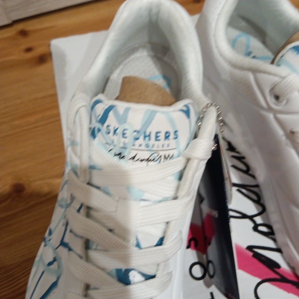 新品未使用 SKECHERS ハート柄 スニーカー ホワイト ブルー