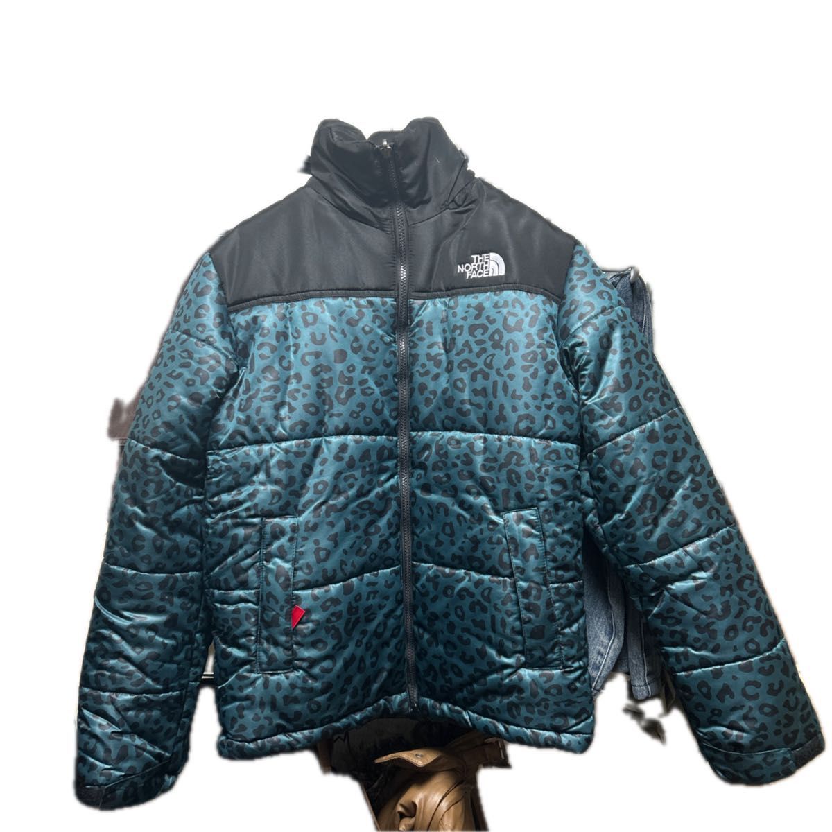 ノースフェイス supreme ダウンジャケット ヒョウ柄 ヌプシジャケット