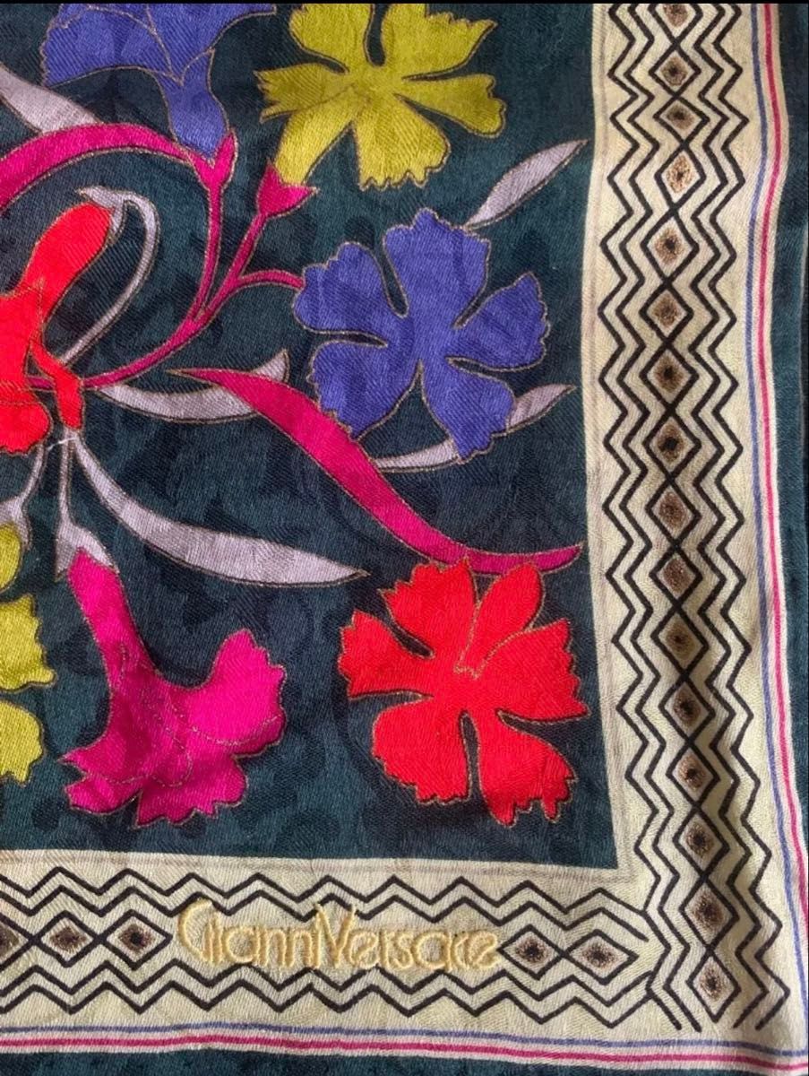 ジャンニヴェルサーチ Gianni Versace ハンカチ 花柄上品華やか マルチ