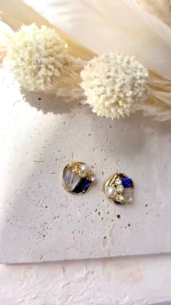 天然石 ラピスラズリ×マザーオブパール×水晶のカービングピアス
