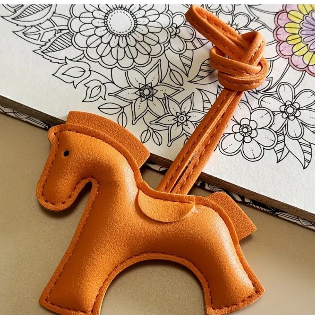馬型 チャーム オレンジ フェイクレザー ストラップ キーホルダー
