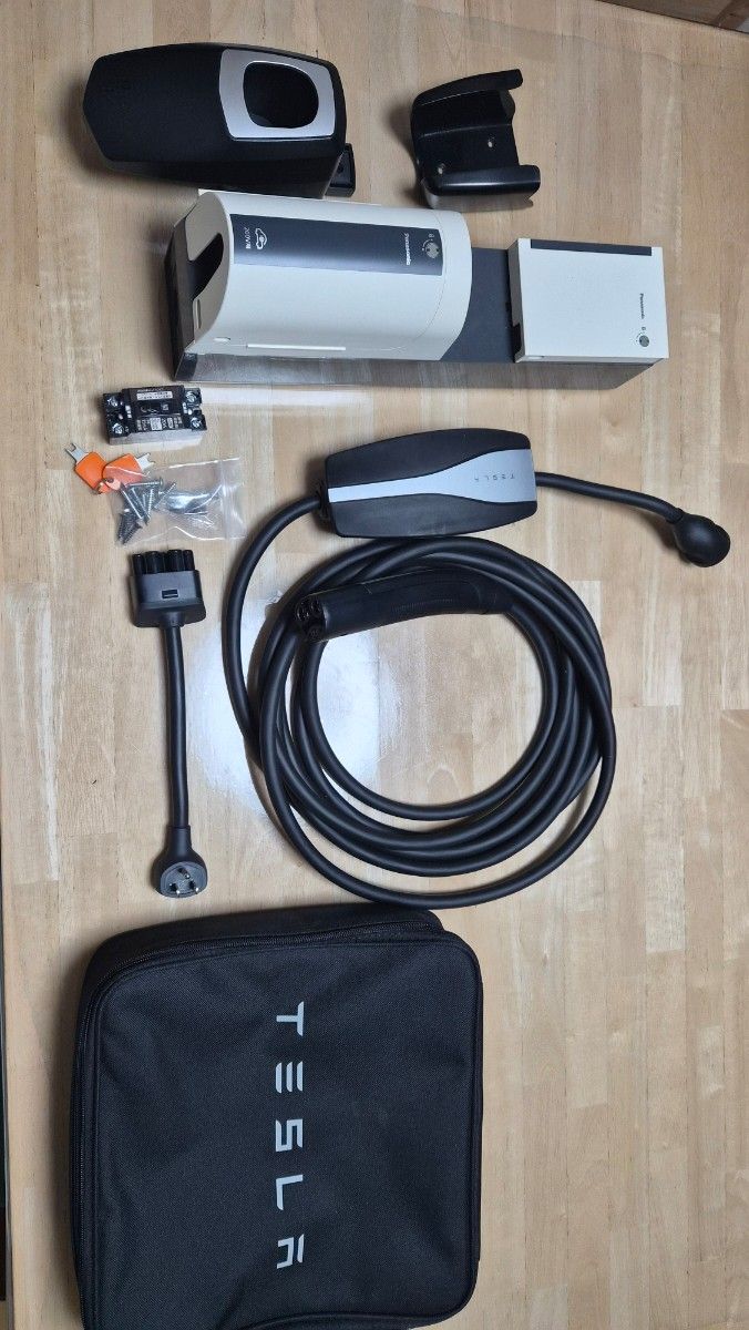 テスラ GEN II モバイルコネクター ／ パナソニックEVコンセプト