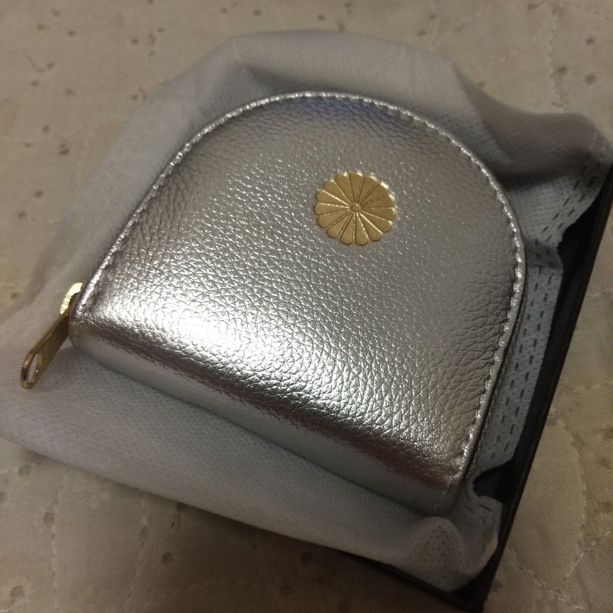 新品】皇居限定 菊の御紋 馬蹄型 コインケース 財布 小銭入れ 牛革