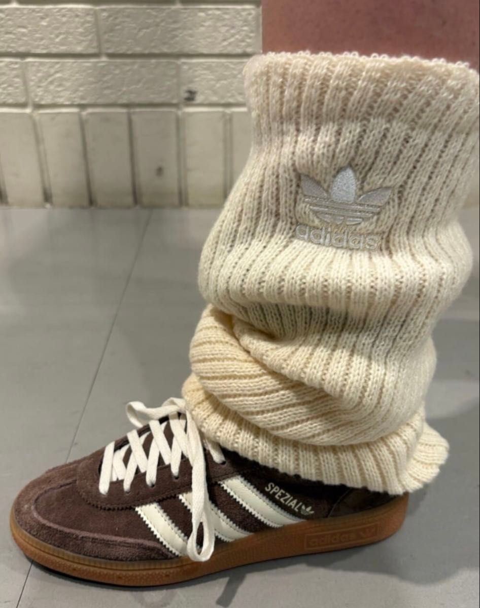 新品】 白黒2点 アディダスadidasリブ編みレッグウォーマー ルーズ