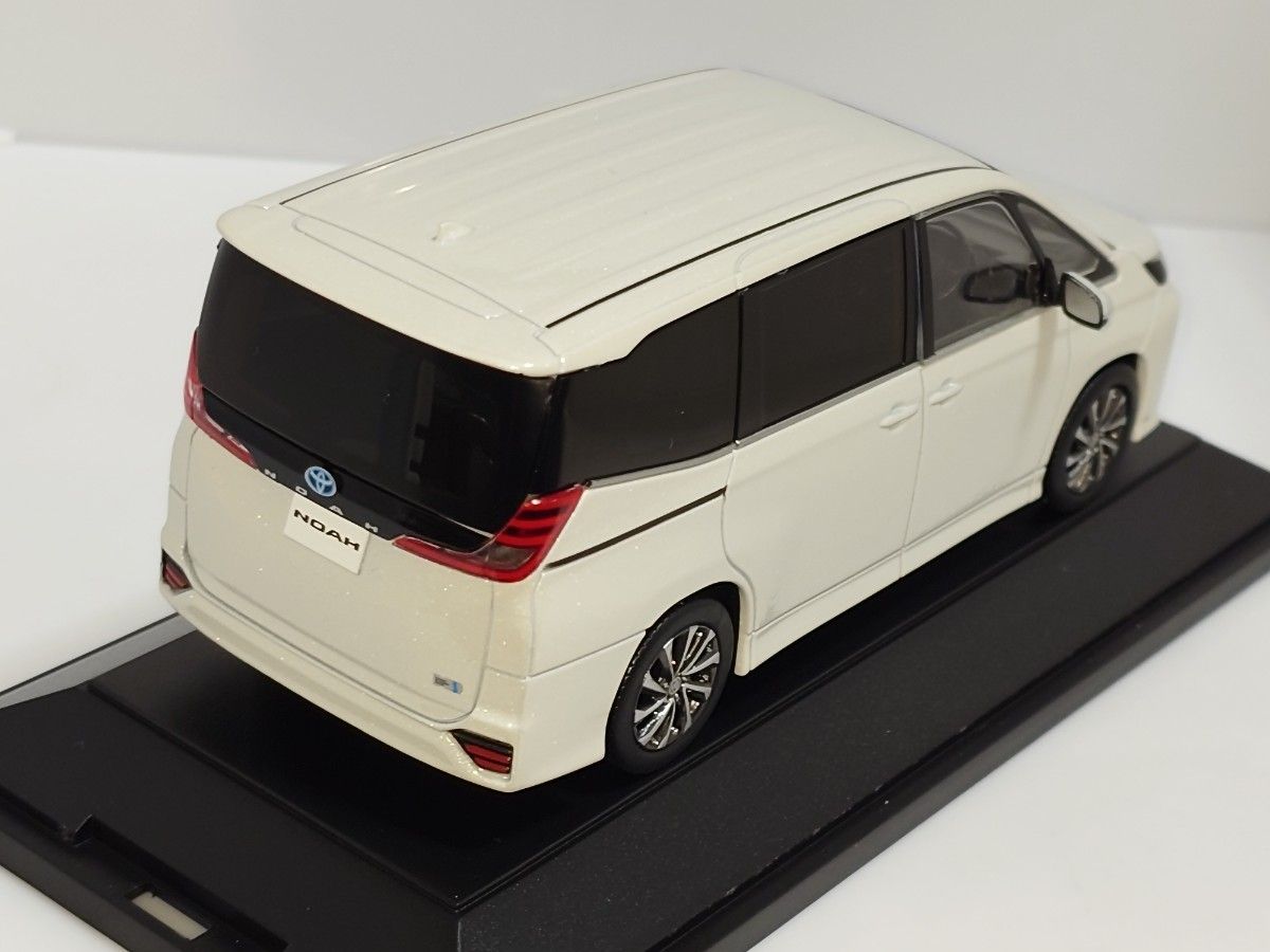 トヨタ 新型ノア カラーサンプル ミニカー 90系 ホワイトパール