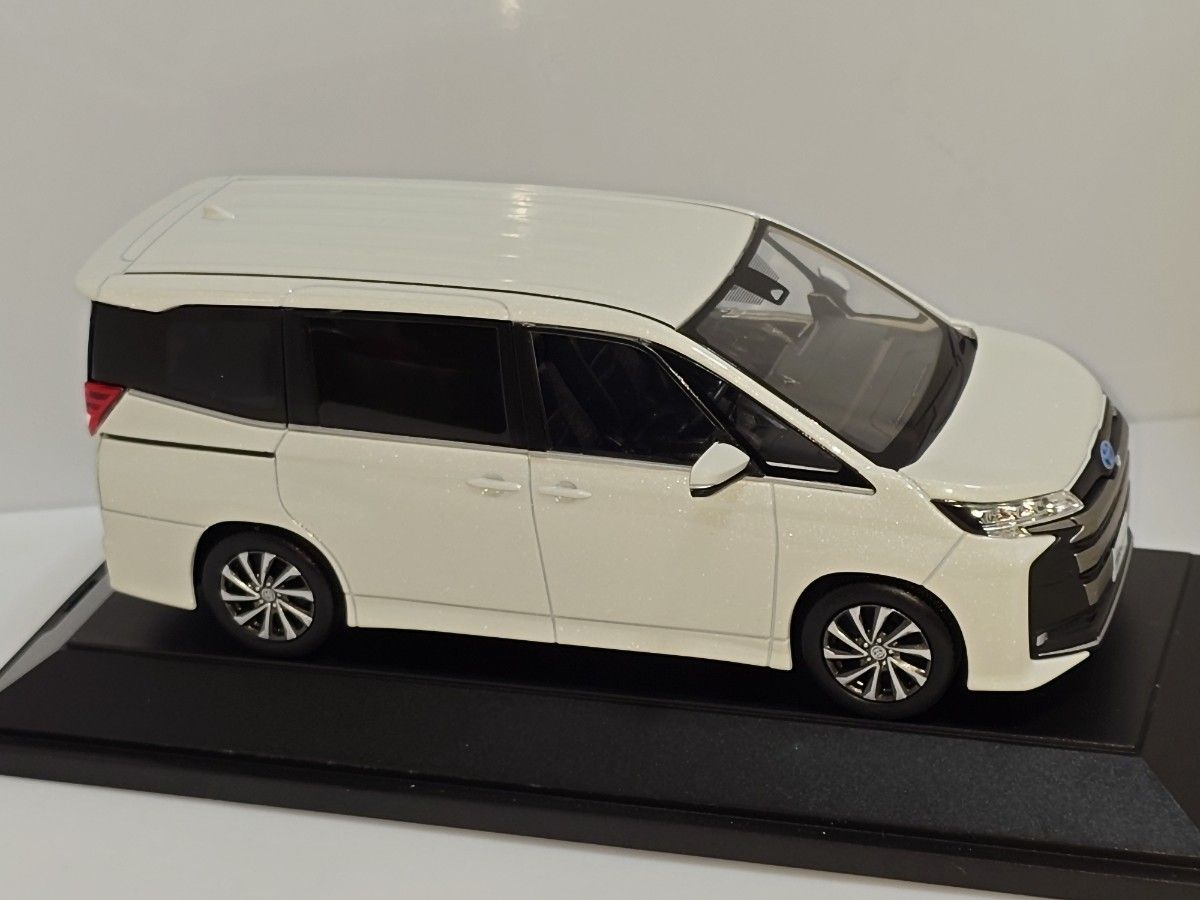 トヨタ 新型ノア カラーサンプル ミニカー 90系 ホワイトパール