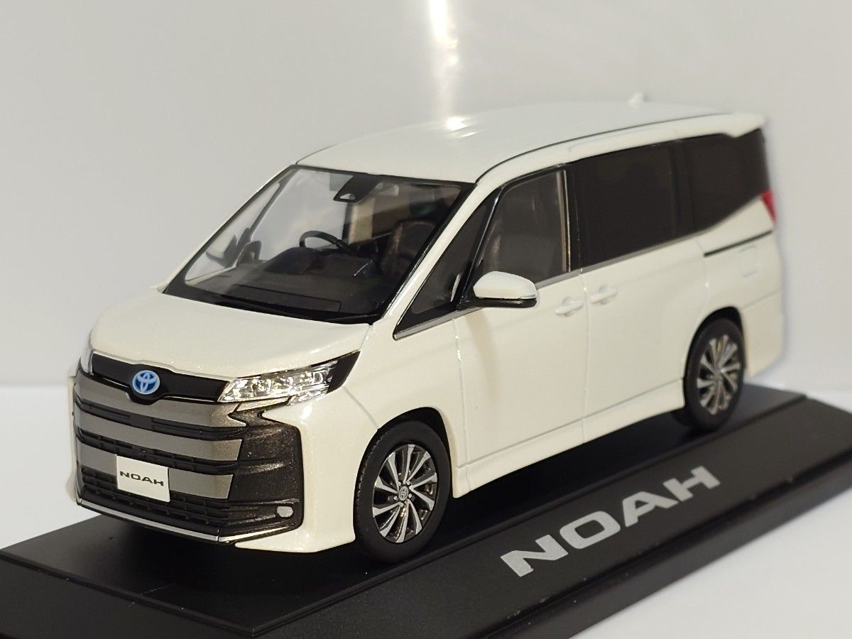 トヨタ 新型ノア カラーサンプル ミニカー 90系 ホワイトパール