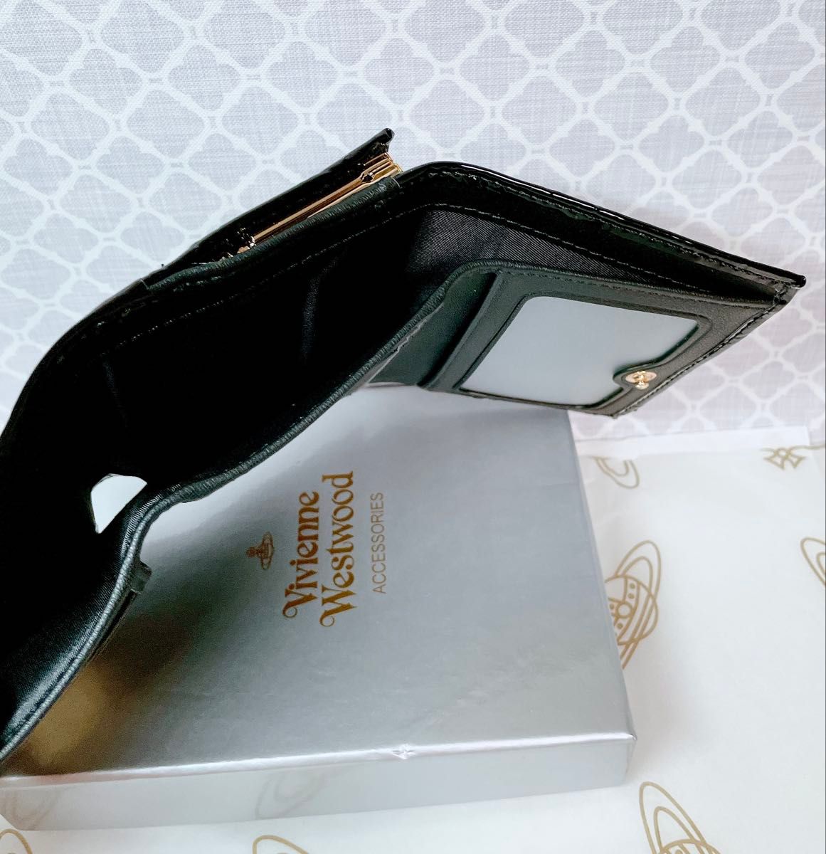大人気 ショッパー付】新品 Vivienne Westwood エナメル 黒 3つ折財布