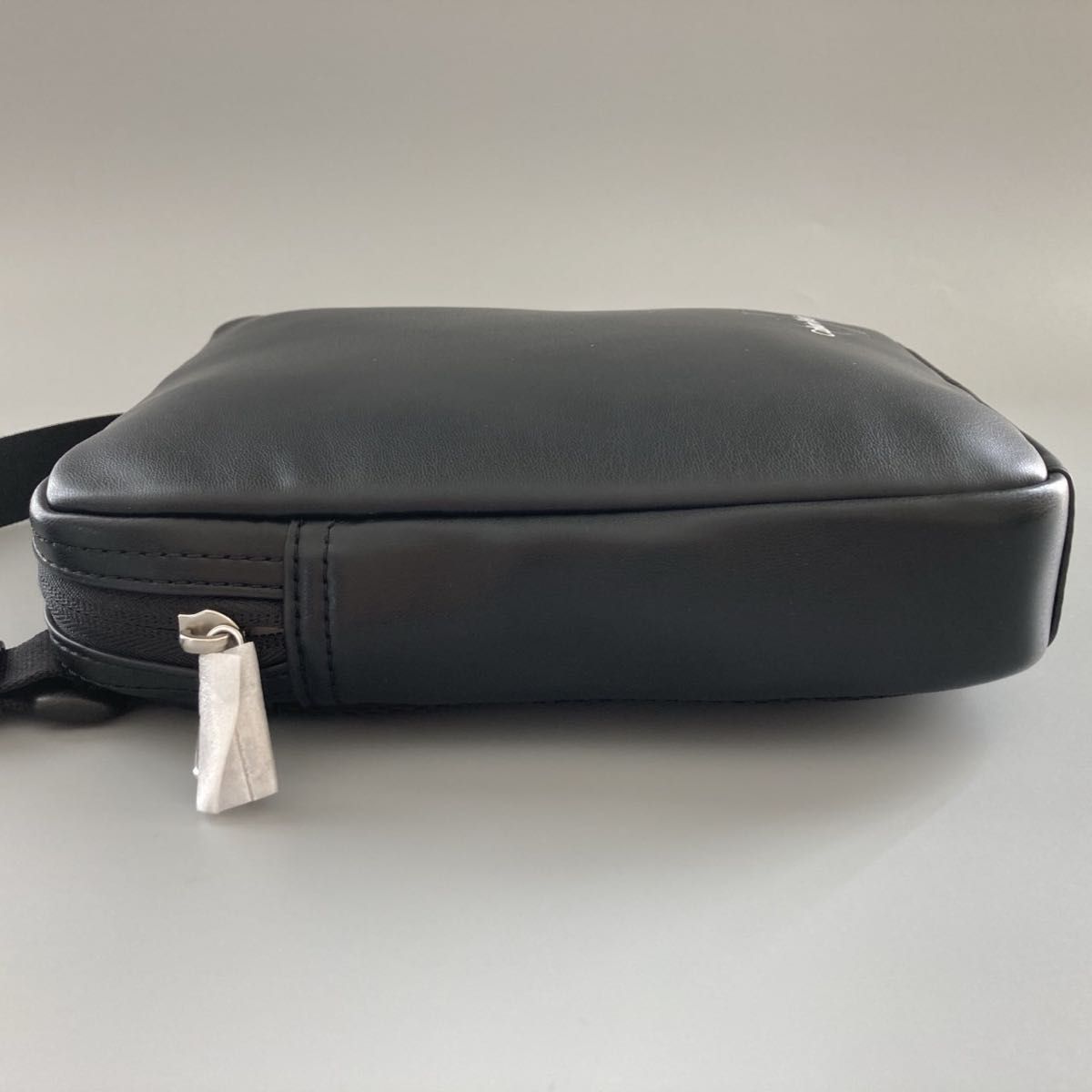 新品未使用 タグ付き カルバンクライン ショルダーバッグ 斜めがけ