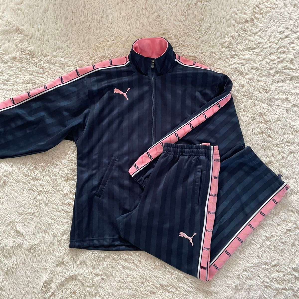 ネイビーとピンクのストライプデザインのPUMAジャージ 上下セット SS
