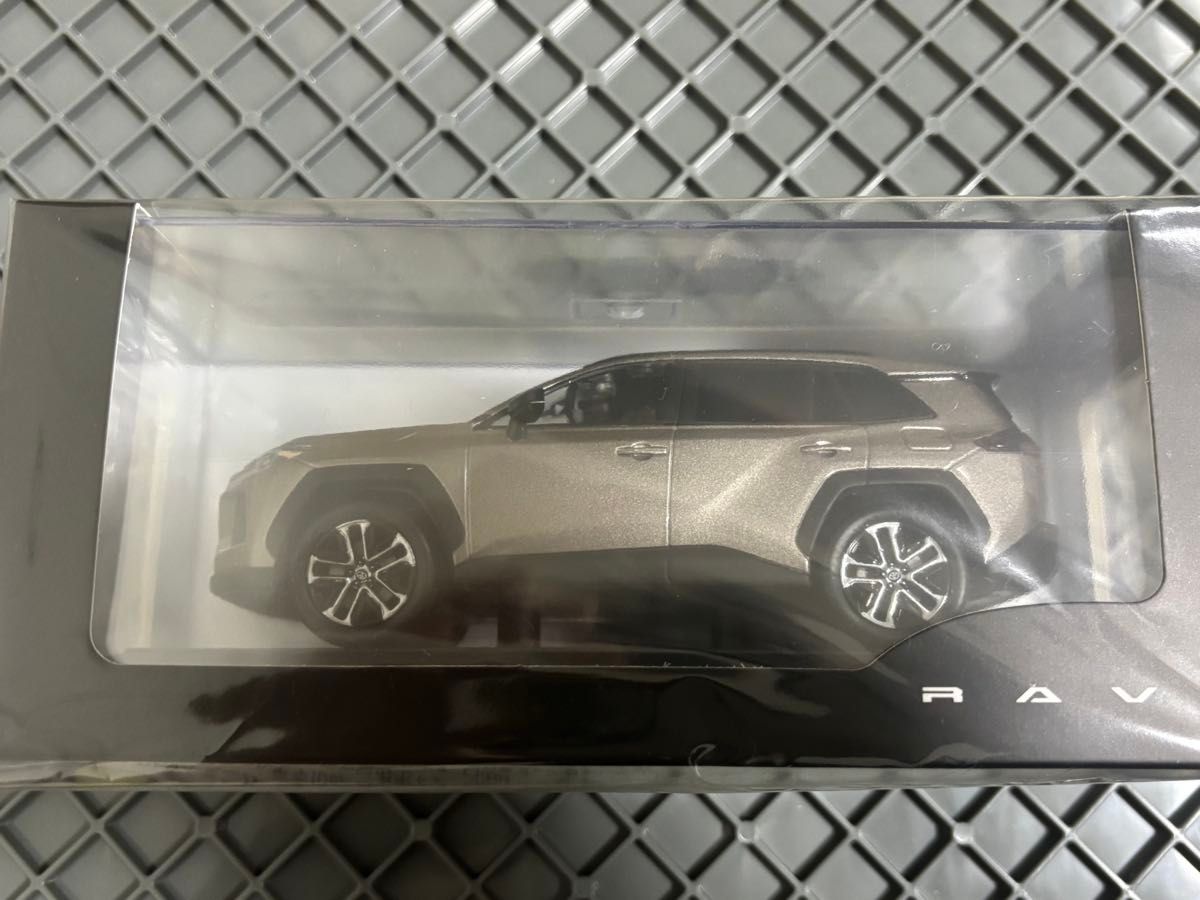 4 新型RAV4 カラーサンプル 12/18発売 Z ハイブリッド アバンギャルド