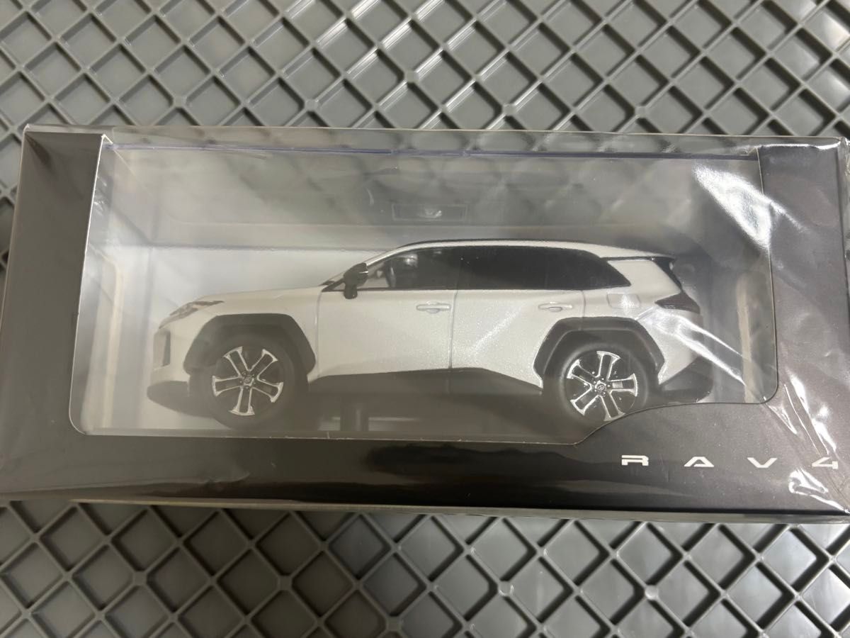 1 新型RAV4 カラーサンプル 12/18発売 Z-ハイブリッド プラチナ