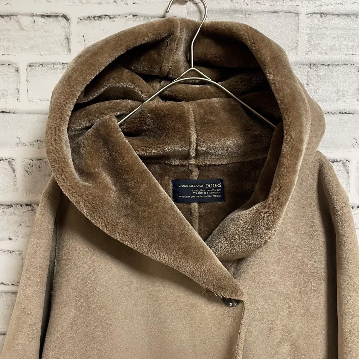 URBAN RESEARCH DOORSフード付きベージュフェイクムートンコート
