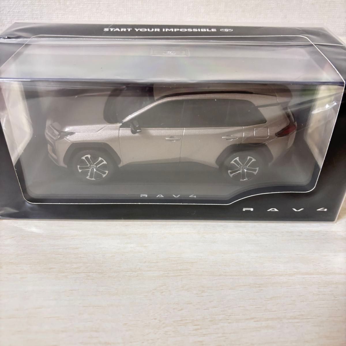 1/30 トヨタ 新型 RAV4 カラーサンプルミニカー Z-ハイブリッド｜Yahoo