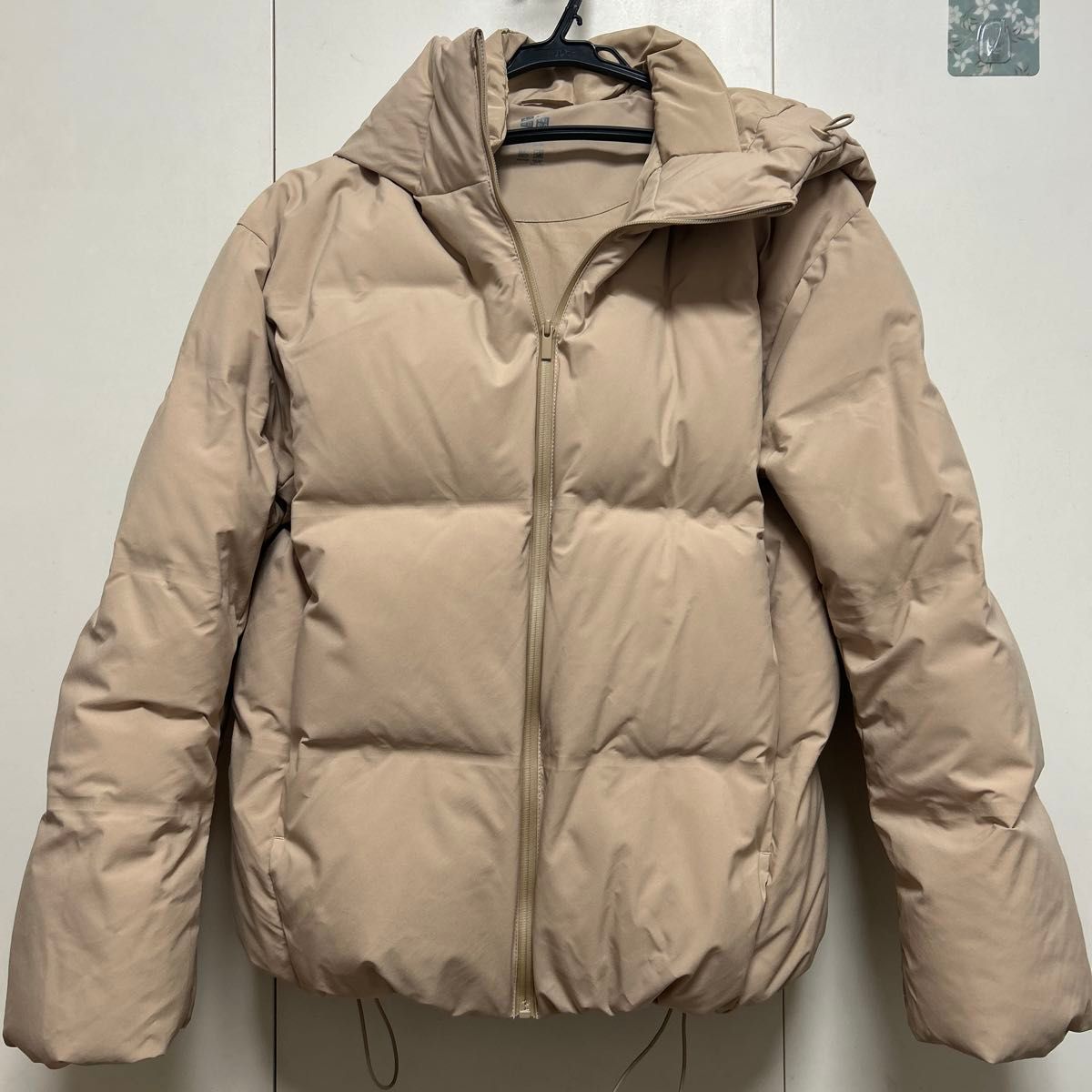 UNIQLO シームレスダウンパーカ ベージュ フード付き｜Yahoo!フリマ