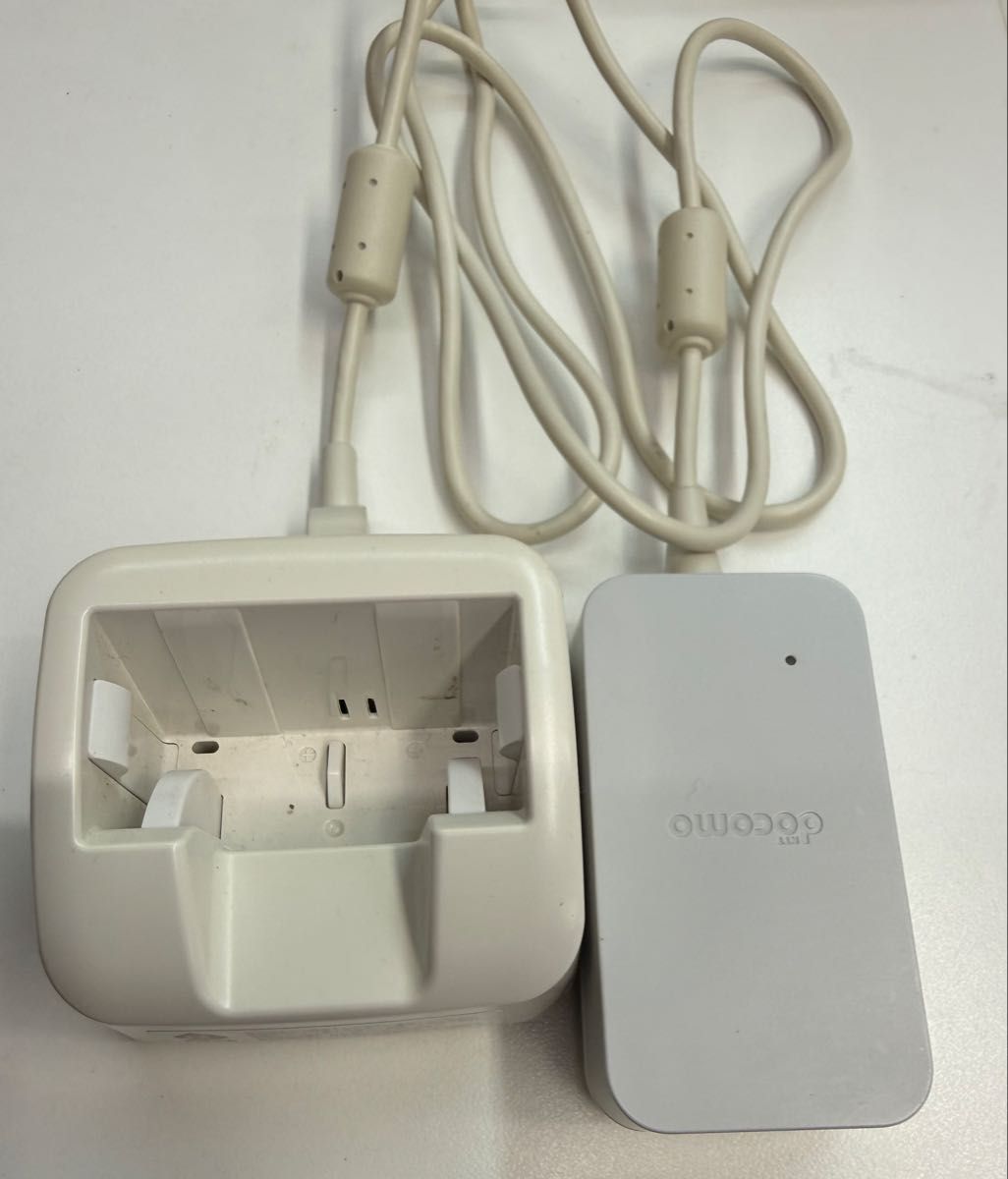 docomo らくらくホン F-02J 本体 純正充電器とACアダプターのセット