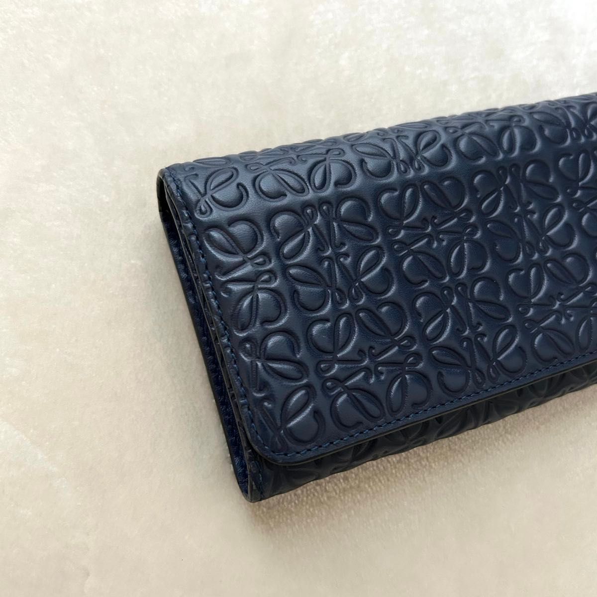 美品 LOEWE ロエベ 長財布 アナグラム 型押し 総柄 レザー ロゴ 紺色