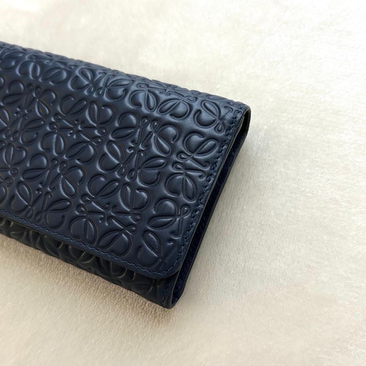 美品 LOEWE ロエベ 長財布 アナグラム 型押し 総柄 レザー ロゴ 紺色