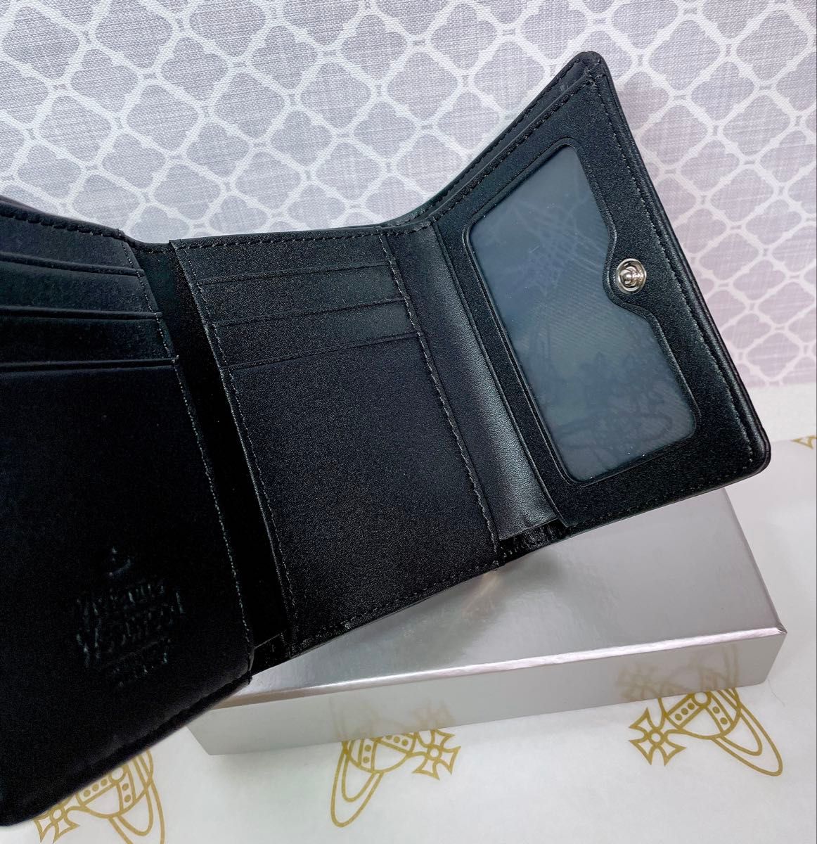 新作 内柄も素敵】Vivienne Westwood 三つ折り財布 マット ブラック