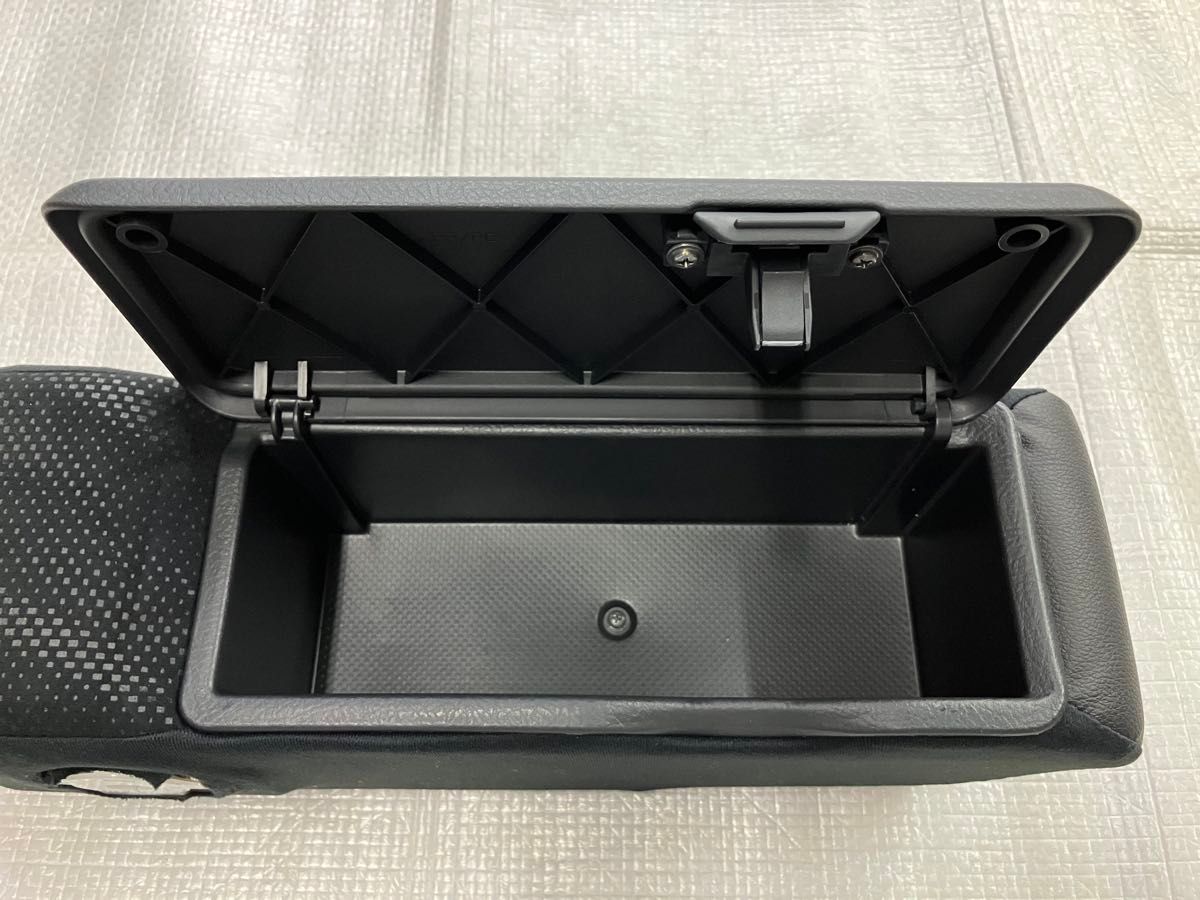 ダイハツ タントカスタムLA600S 純正アームレストレザー 良品 蓋新品