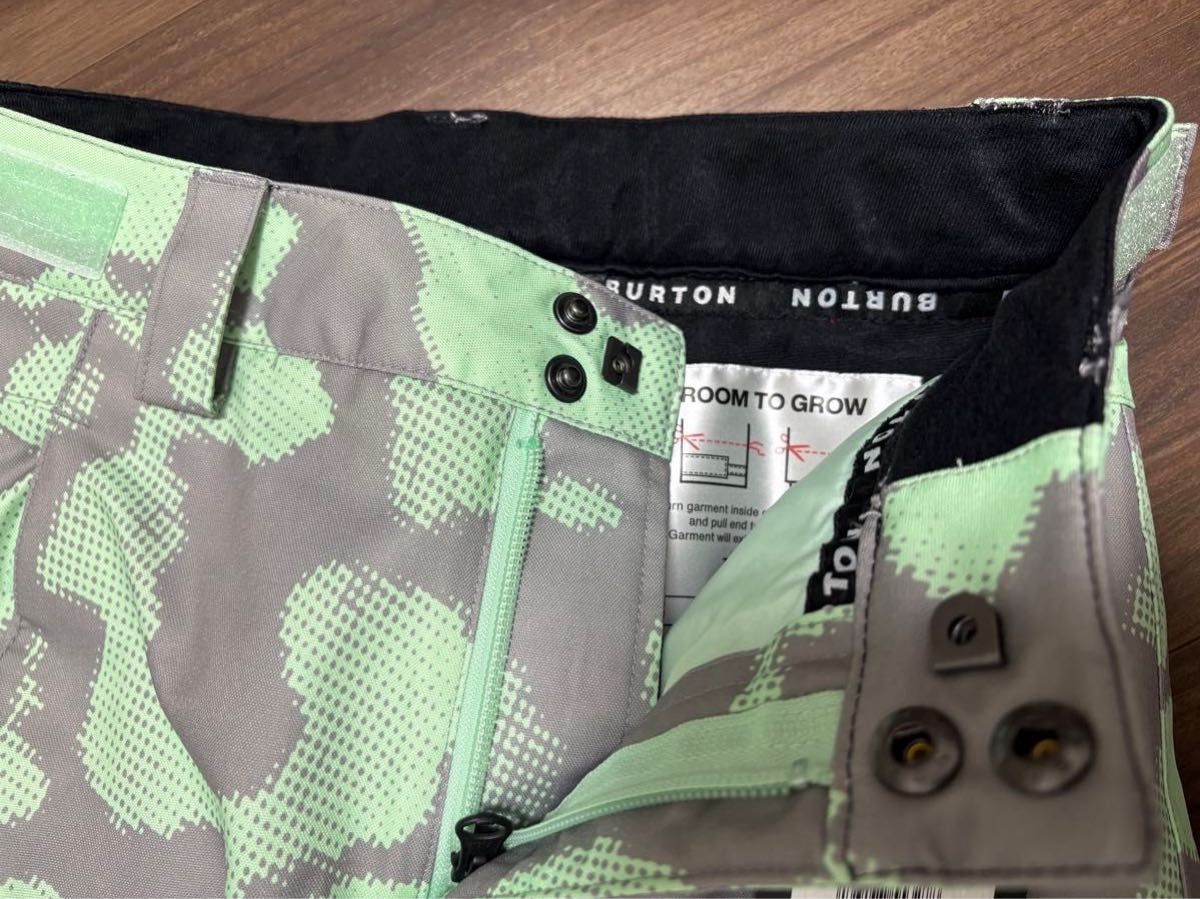 新品 BURTON キッズ スノーボードパンツ スキーウェア カモフラ柄