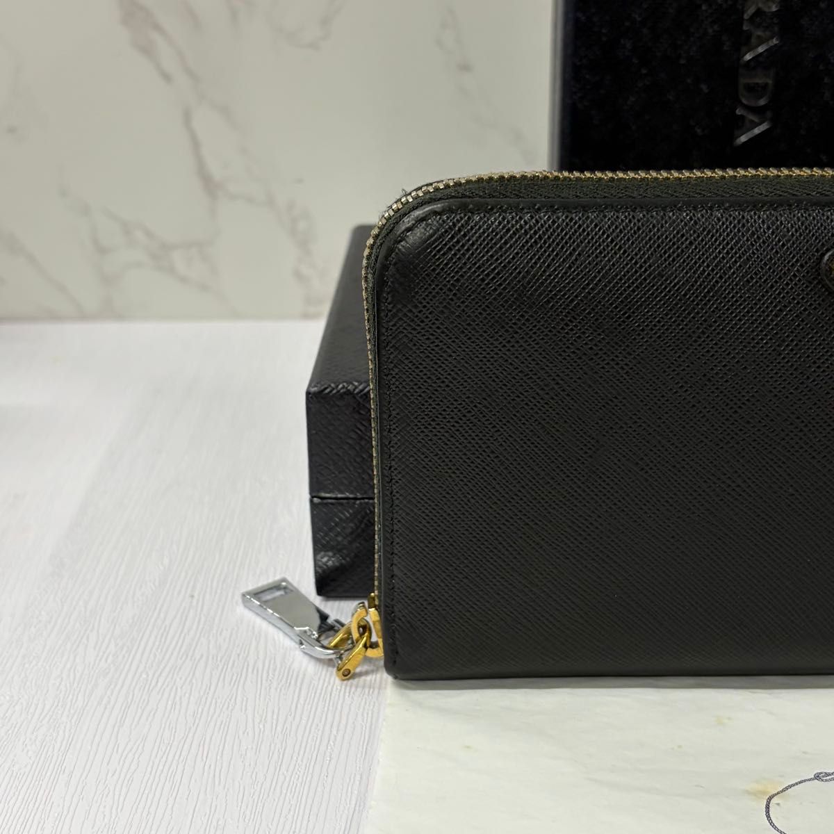 新品同様 プラダ PRADA 財布 長財布 サフィアーノ 三角ロゴ ラウンド
