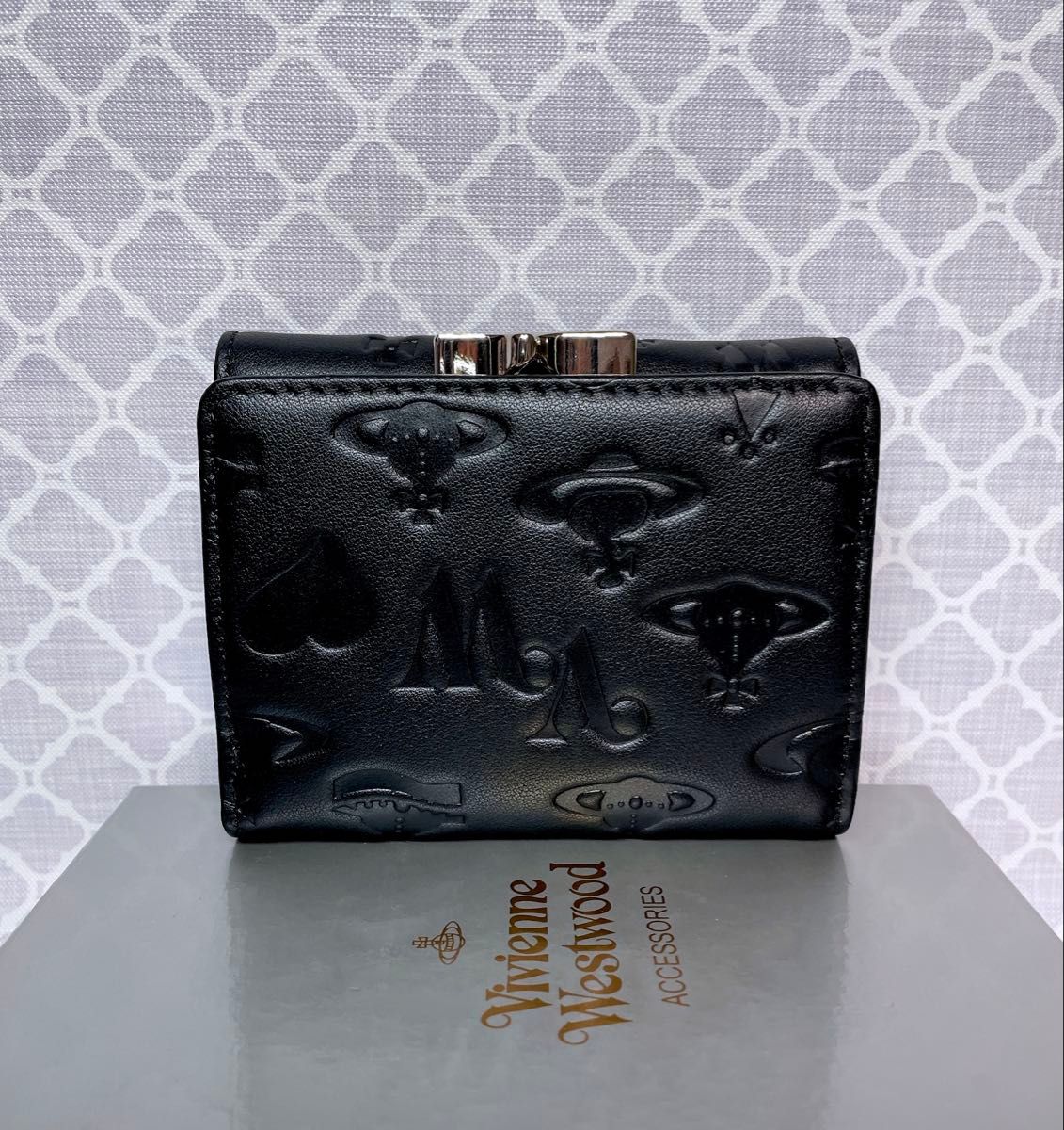 新作 内柄も素敵】Vivienne Westwood 三つ折り財布 マット ブラック