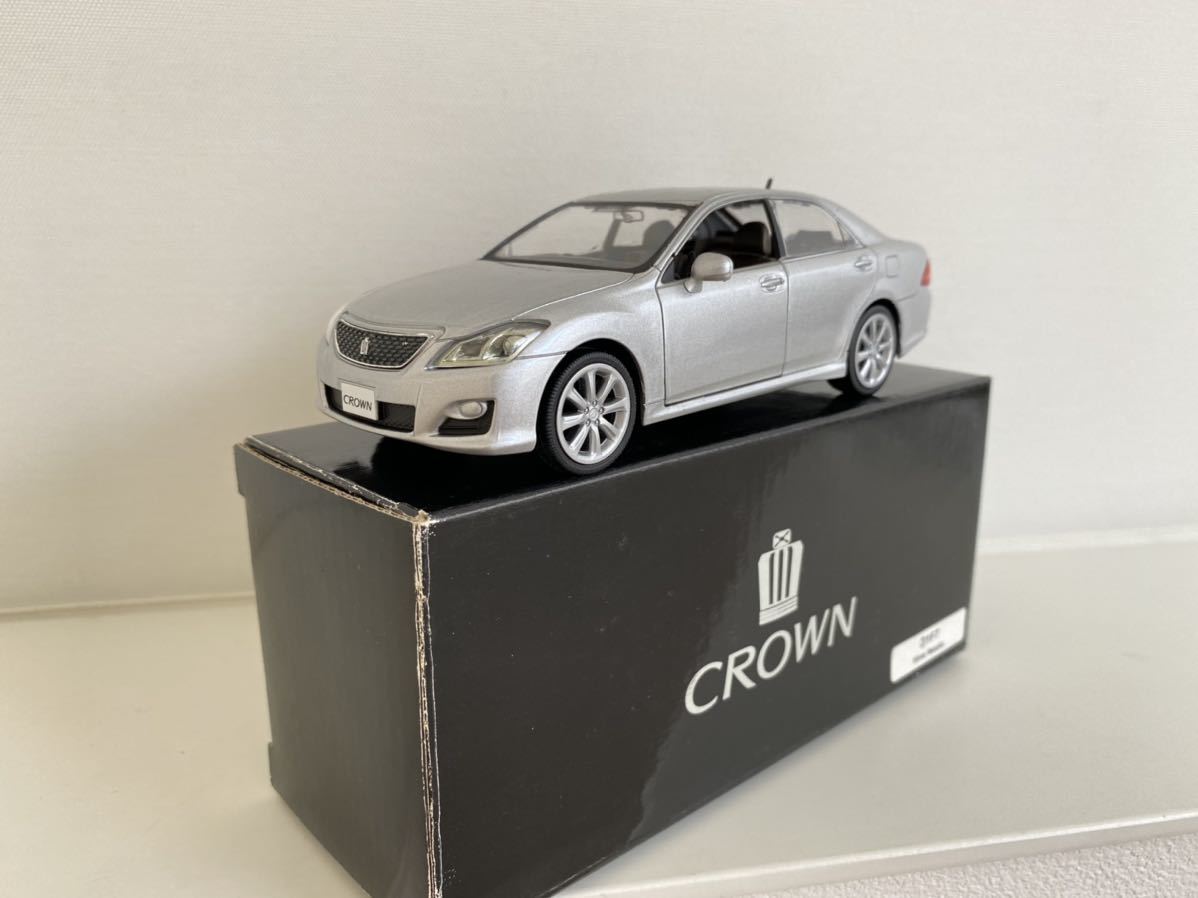 送料込み トヨタ クラウン アスリート ミニカー 1/30 カラーサンプル