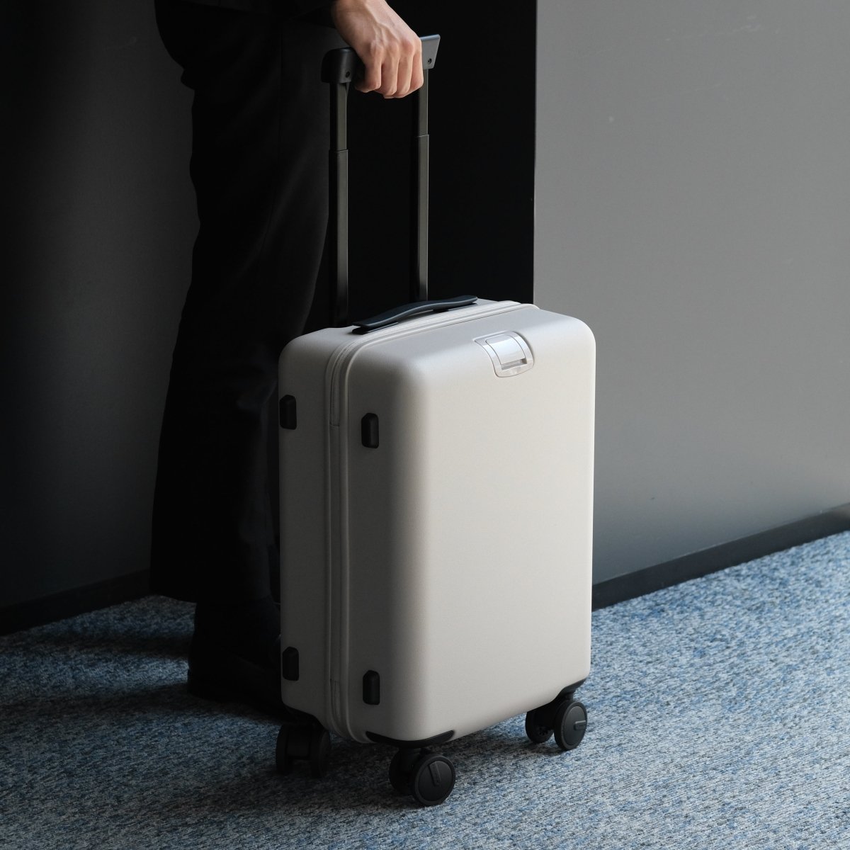 Essential Luxe Suitcase | aucentic(オーセンティック)