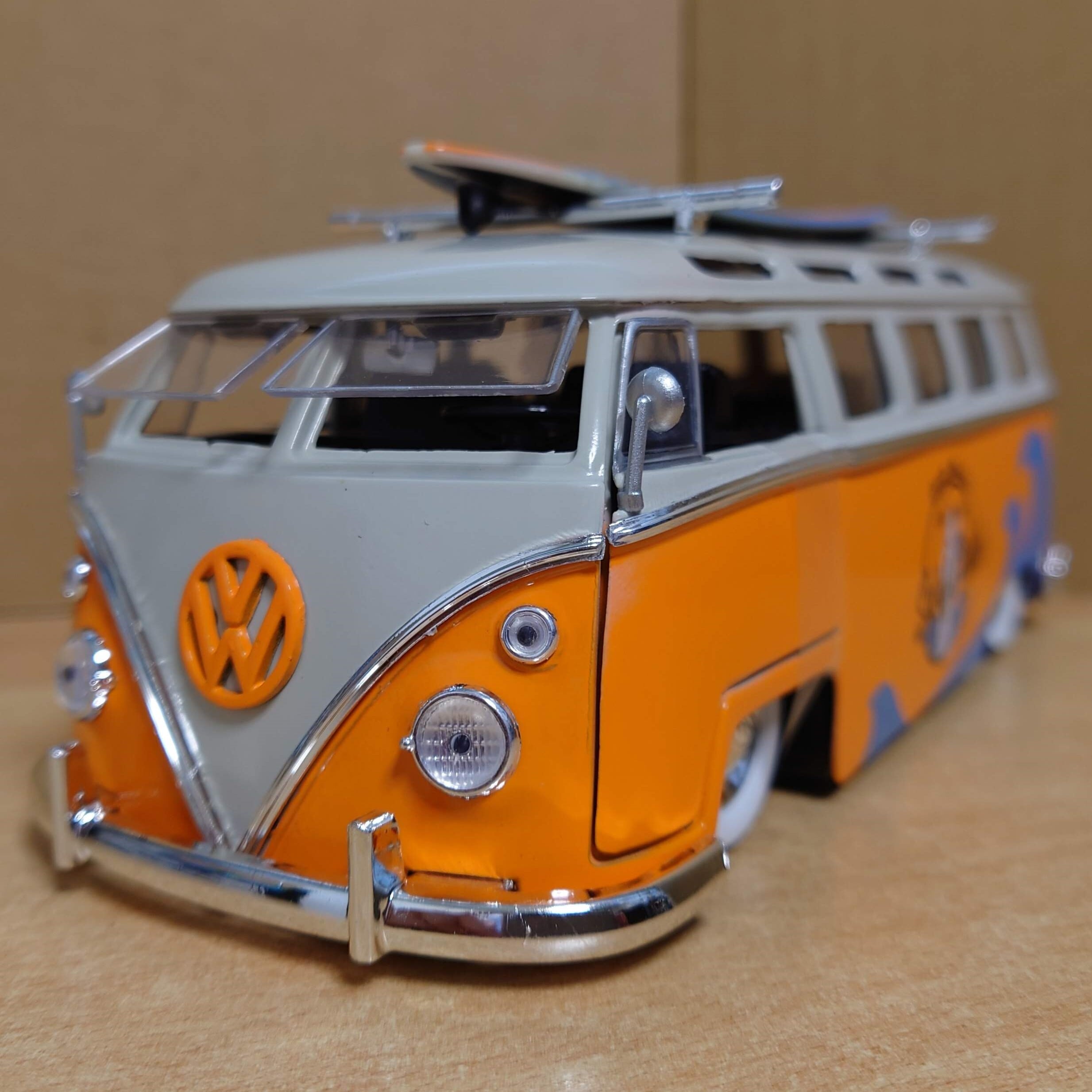 1/24 VW ワーゲンバス 1963 サンタ モニカ サーフ クラブ オレンジ