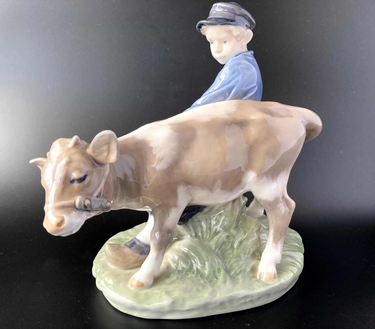 ロイヤルコペンハーゲン フィギュリン 「Boy with calf」牛飼いの少年