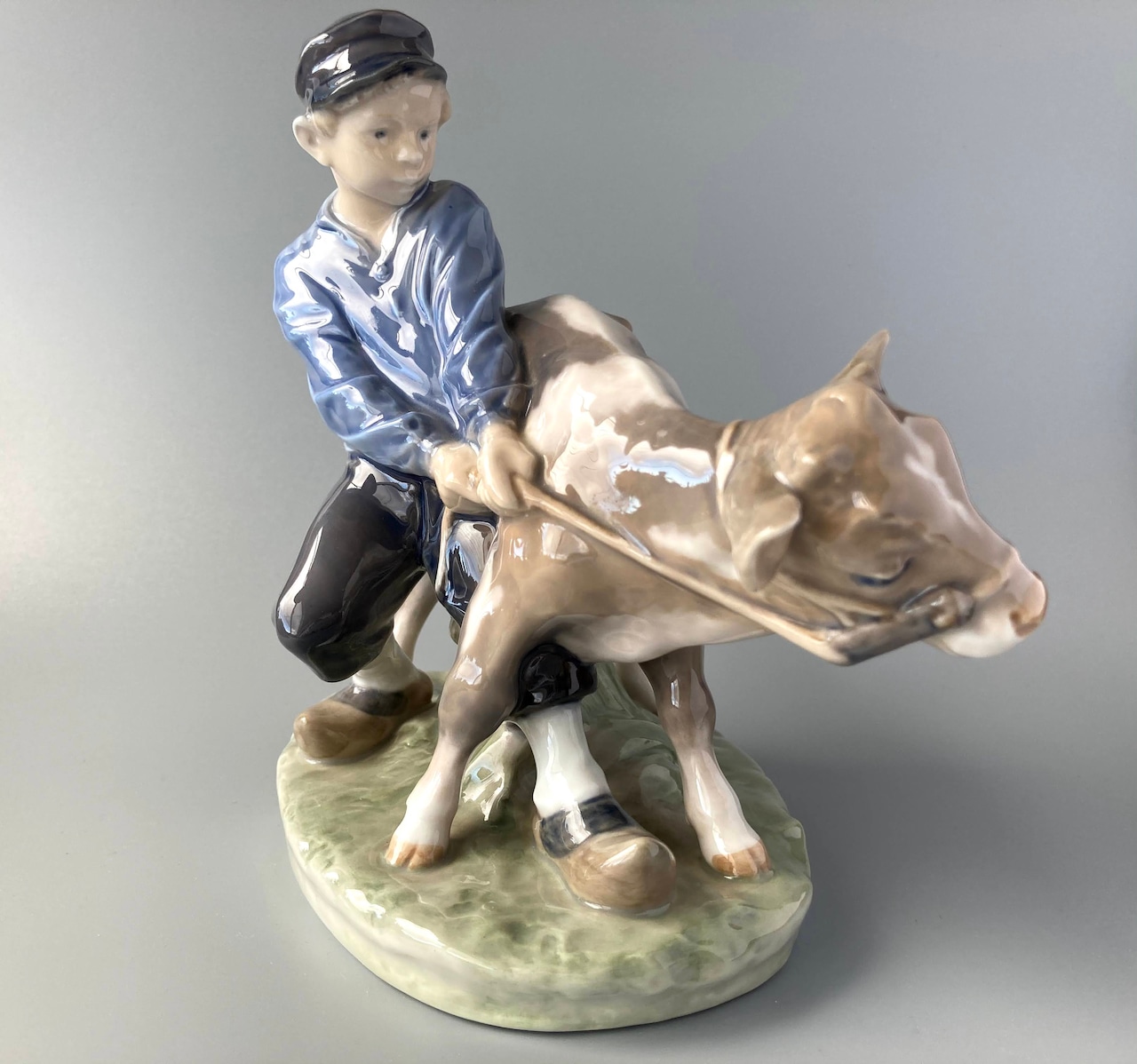 ロイヤルコペンハーゲン フィギュリン 「Boy with calf」牛飼いの少年