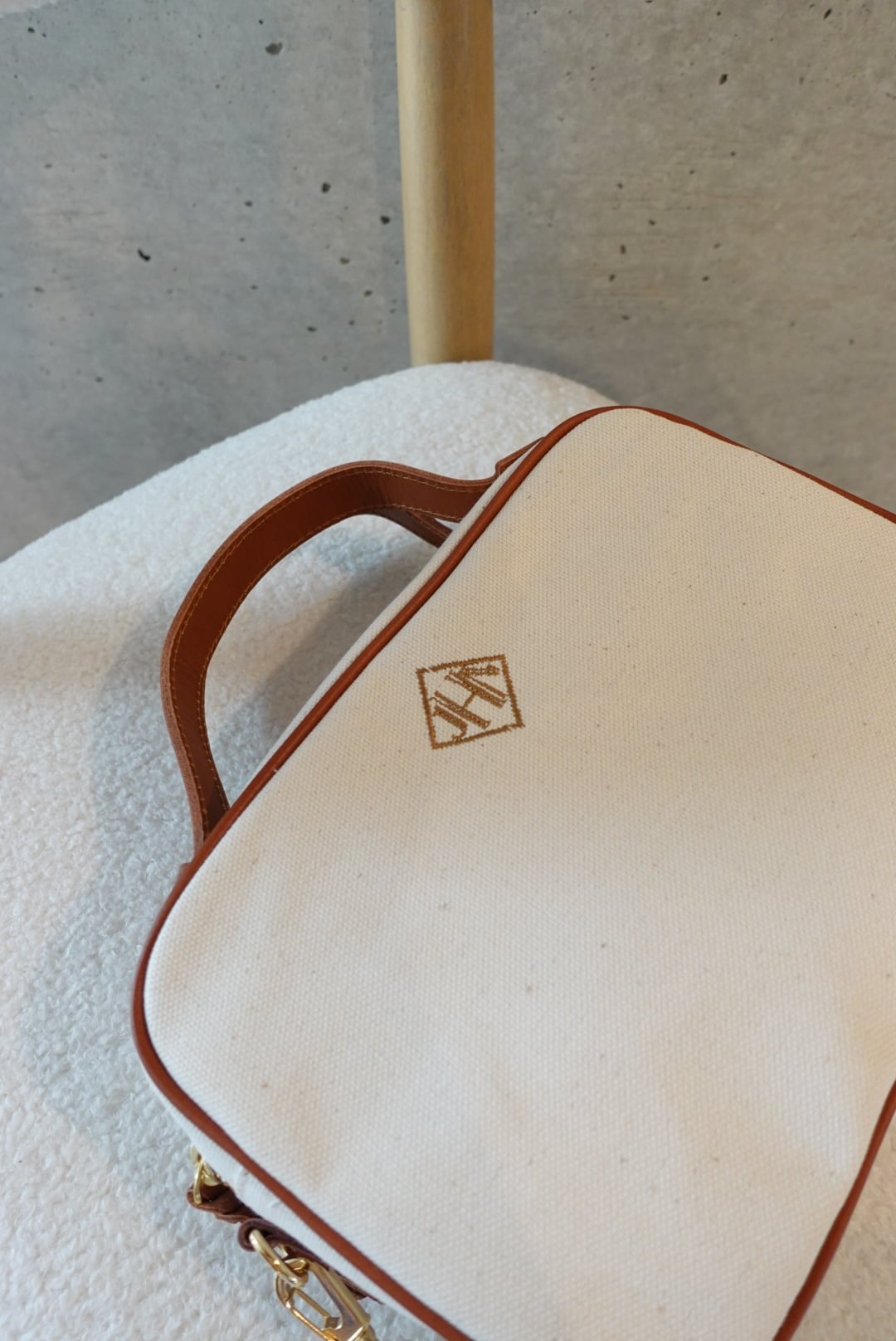 Canvas Library/White | J.N.Hearts