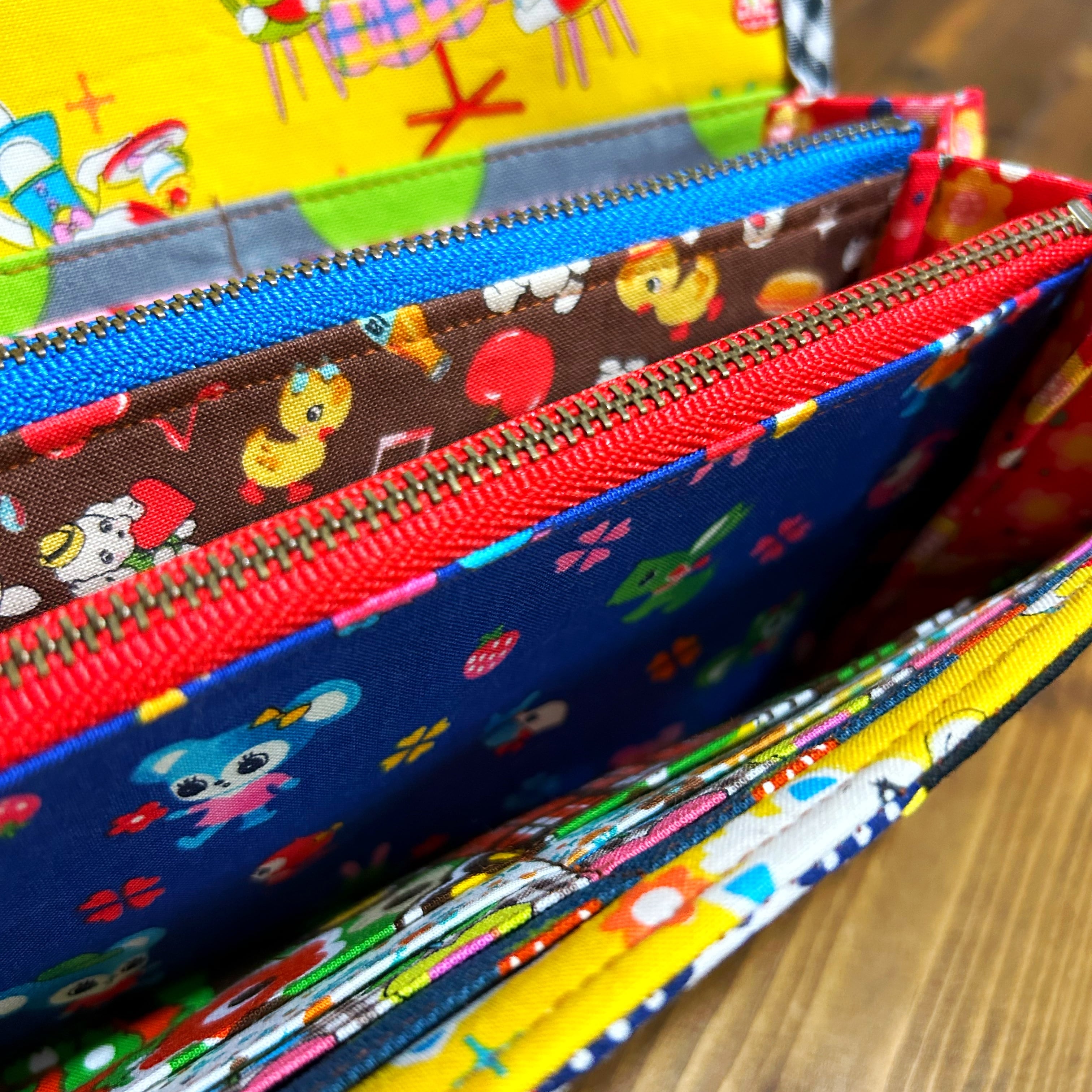 どこで買ったの？と聞かれちゃうレトロカラフルな長財布 | ニジイロ商店