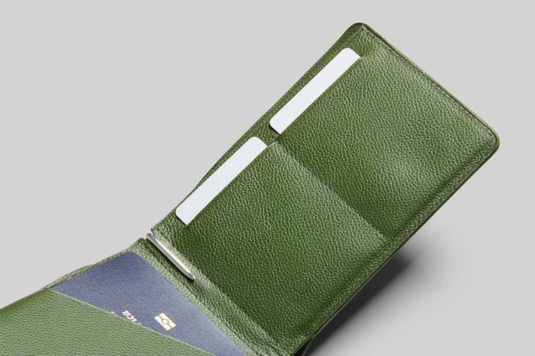Travel Wallet – デザイナーズエディション | 保護機能搭載のレザー