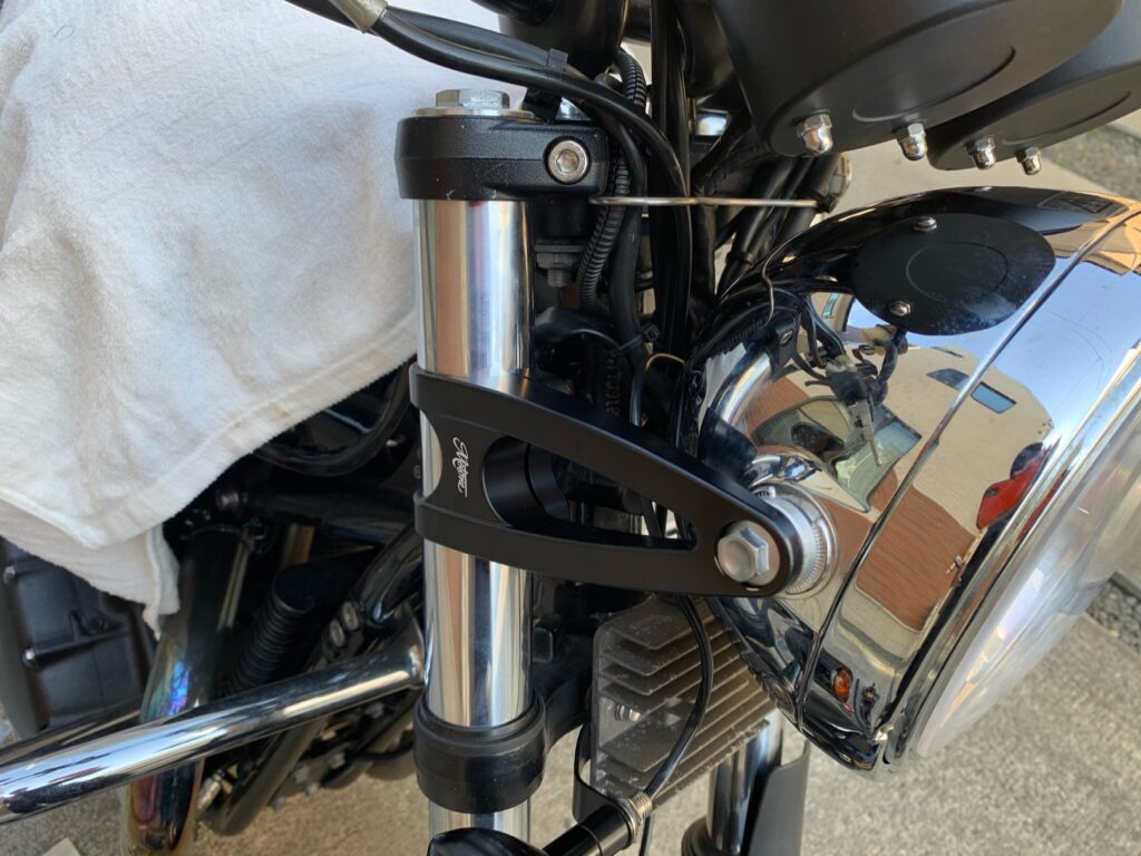 ボンネビルへMOTONE製ヘッドライトステーを取り付け！バイクをオシャレ