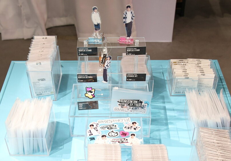 BTS JINのポップアップストアをレポート！ 等身大パネル、実寸“JIN
