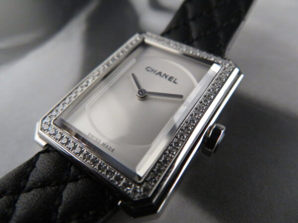 CHANEL】簡単にストラップを着せ替えて楽しめる「ボーイフレンド