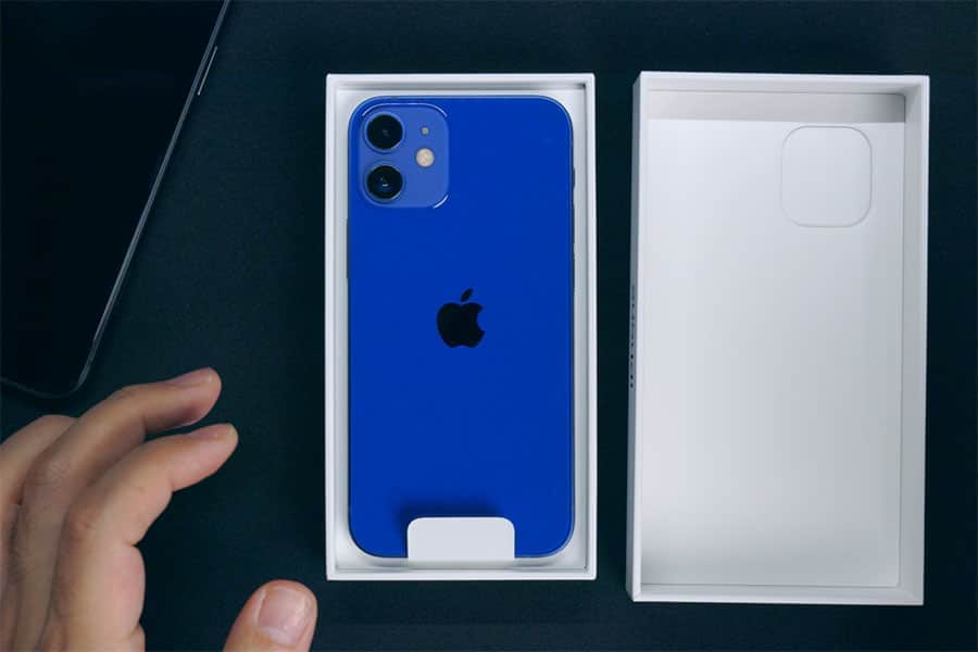 iPhone 12 miniは軽くてコンパクトで最高のスマホサイズ！だけどブルー