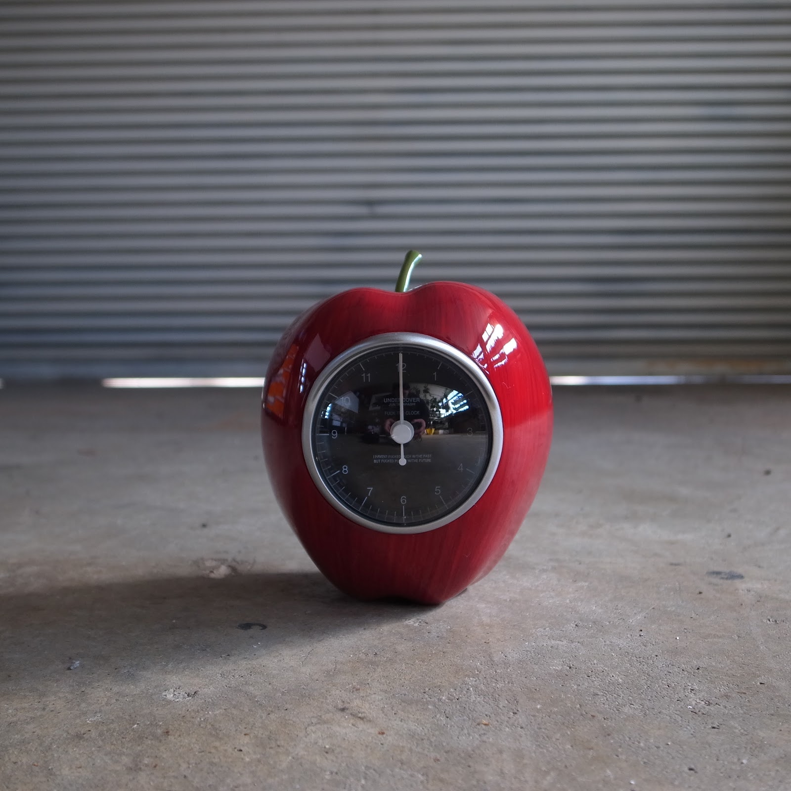 UNDERCOVER GILAPPLE CLOCK