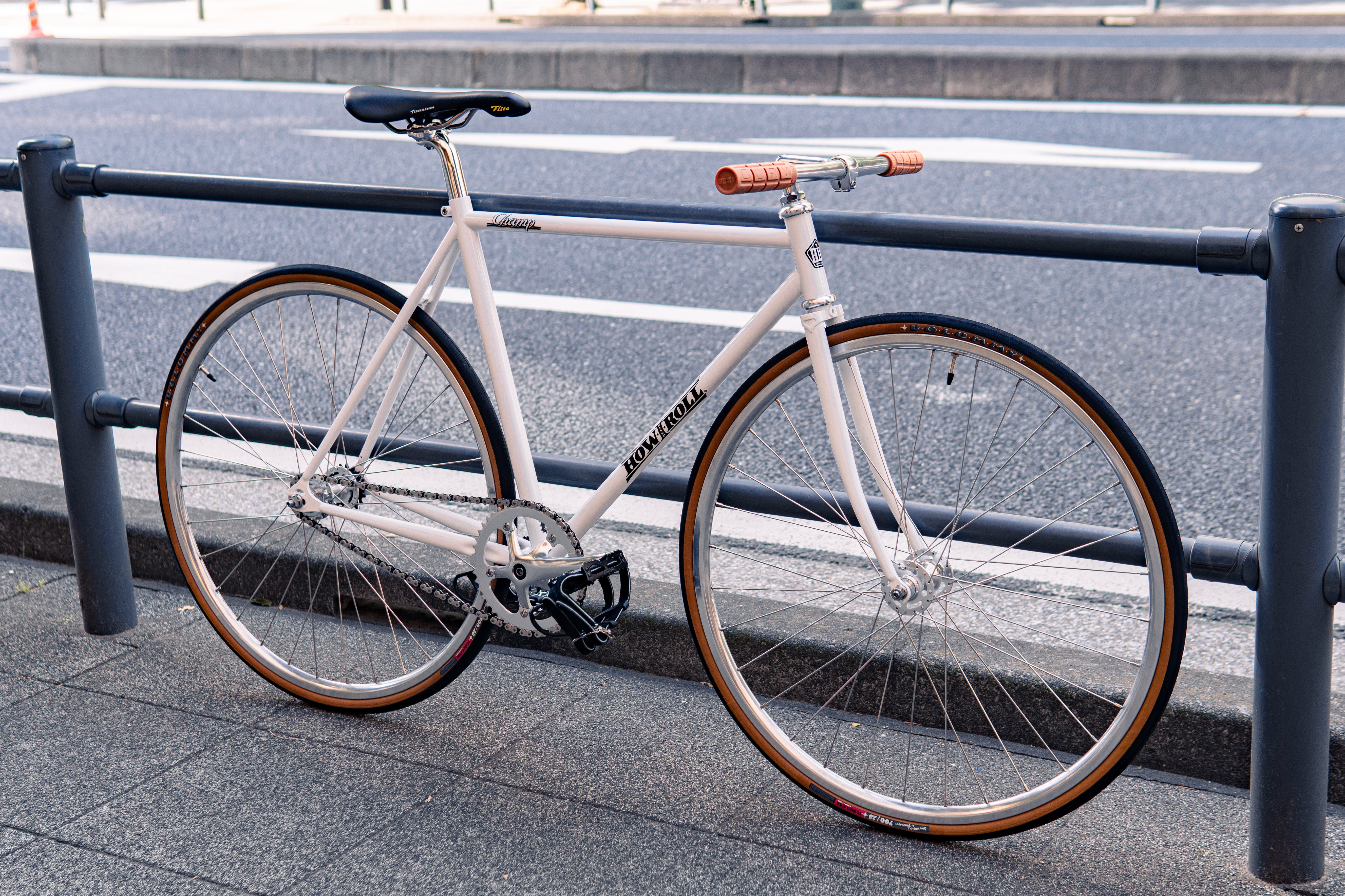 太陽の日差しを浴びて輝くHOW I ROLL CHAMPで夏を乗り切りましょう