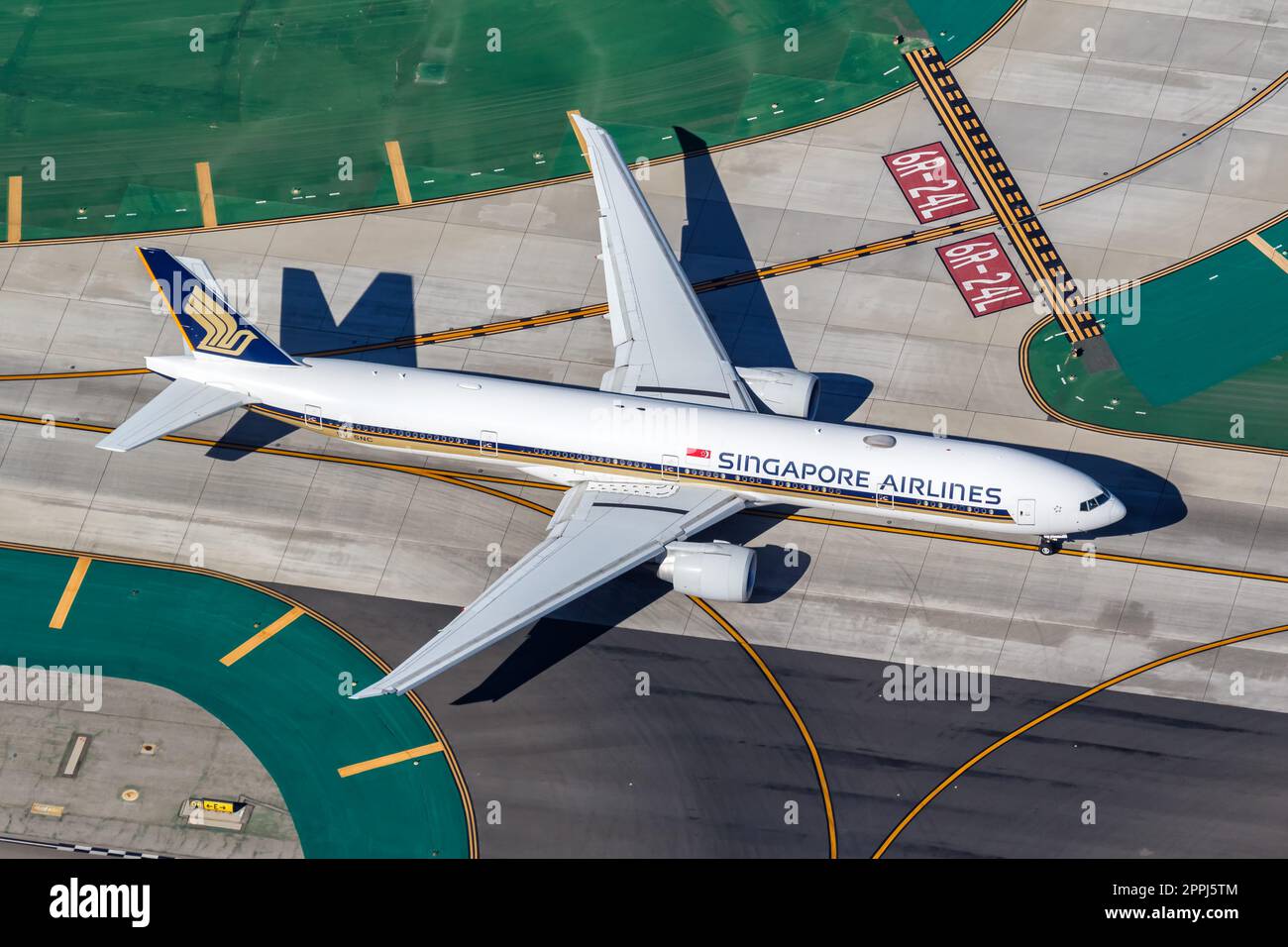 Singapore Airlines Boeing 777-300(ER) airplane at Los Angeles