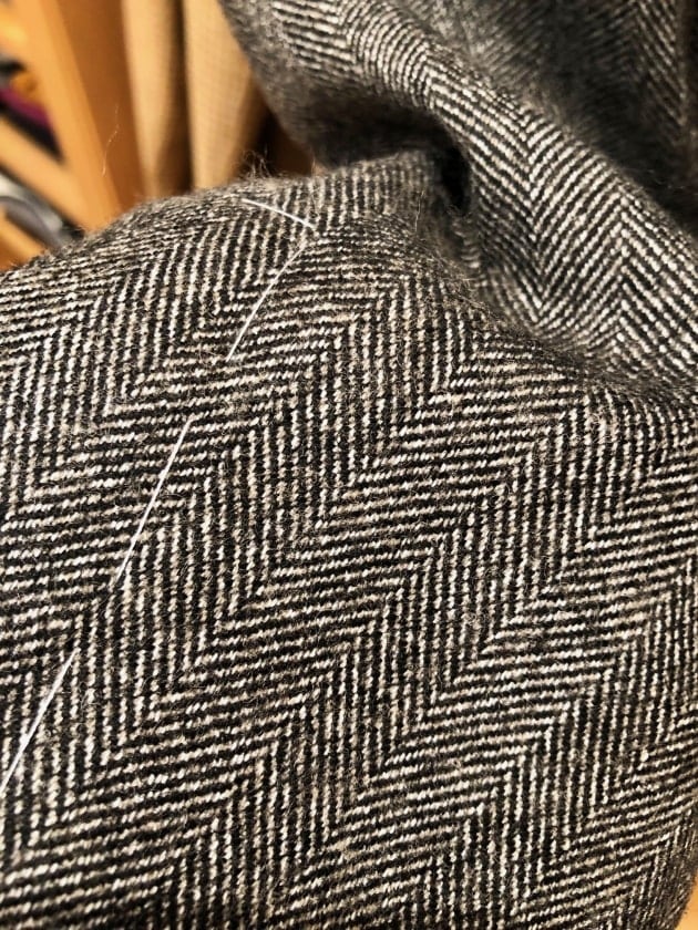 LARDINI」注目のヘリンボーンジャケットにカラーニットで彩りを