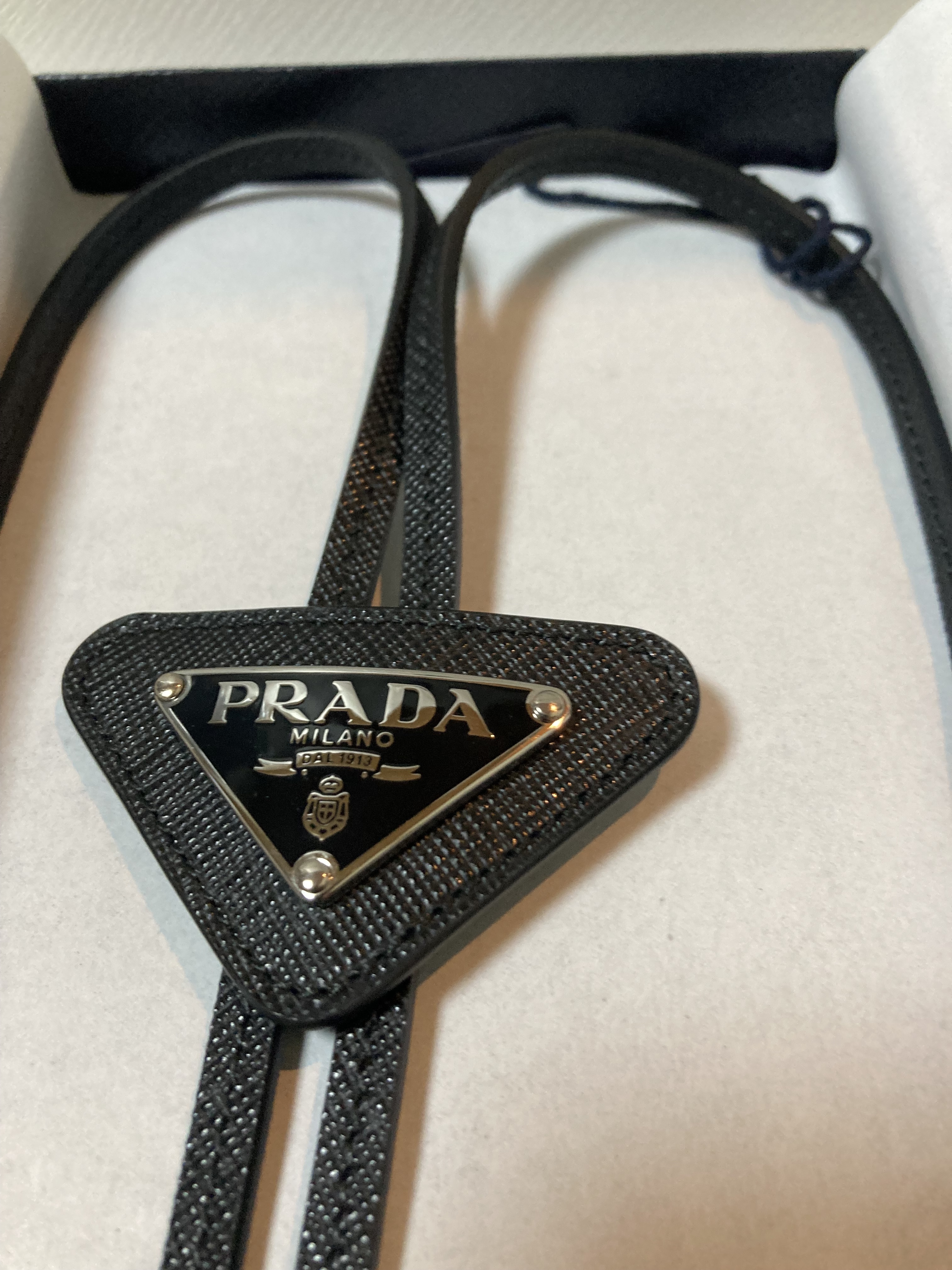 プラダ 三角ロゴ ボウタイ サフィアーノ 直営店 ギフト箱 (PRADA
