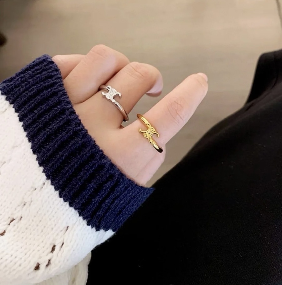 重ね付けもOK CELINE トリオンフ アシンメトリック リング (CELINE